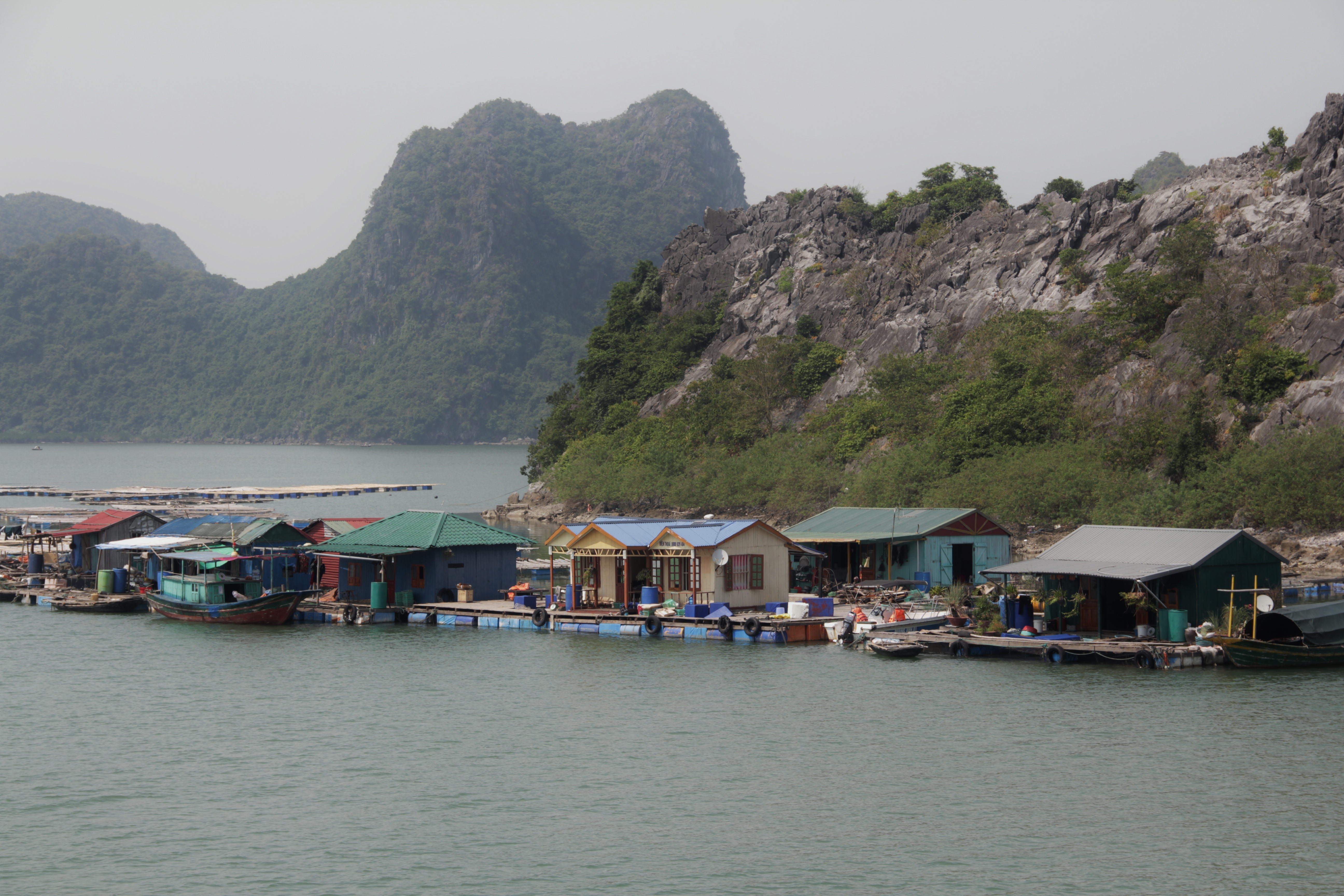 Passage près des villages de pêcheurs dans la baie d'Halong (©Jérôme Decoster).