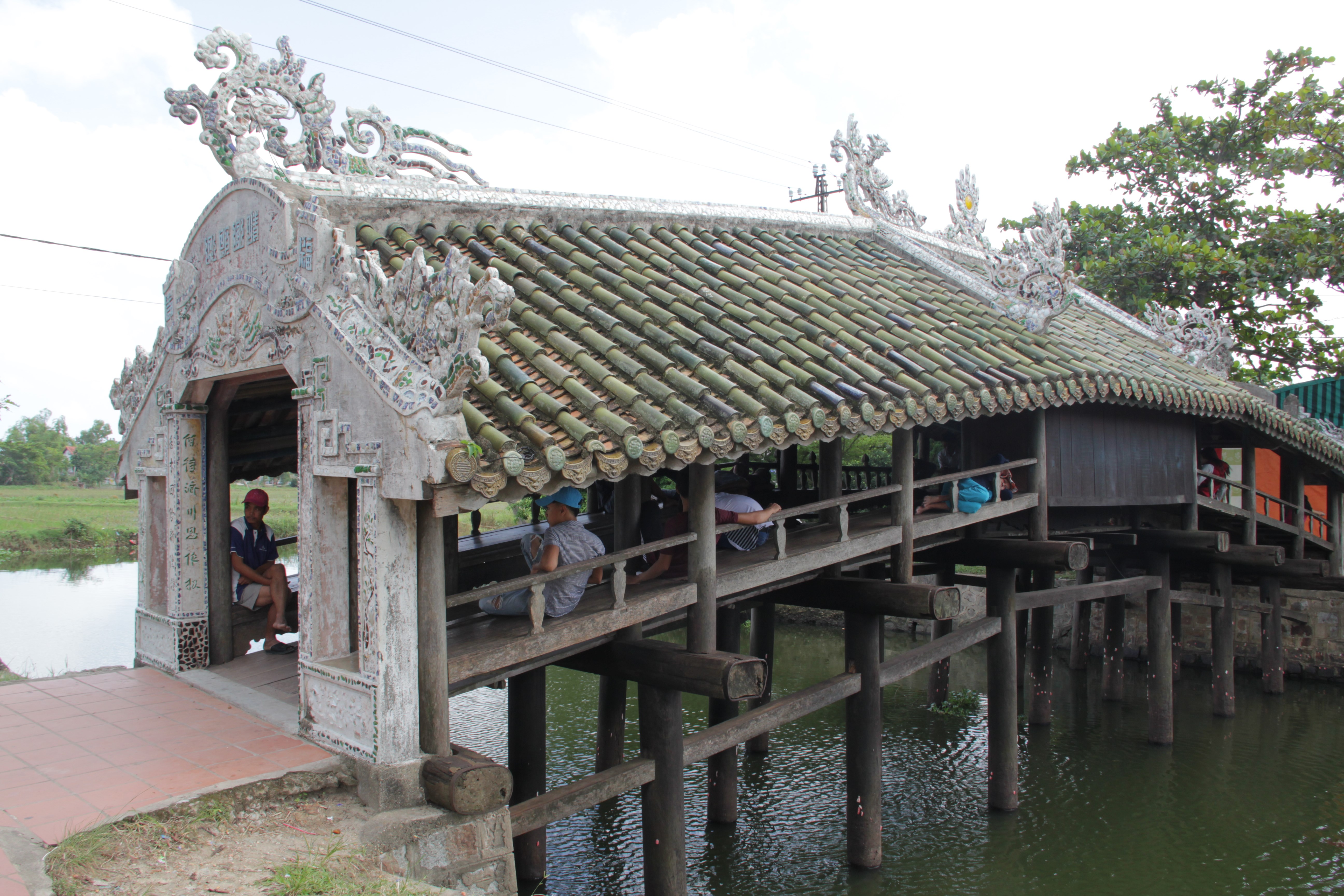 Les invités font la sieste sur l'historique pont de Thanh Toan, près de Hué. 