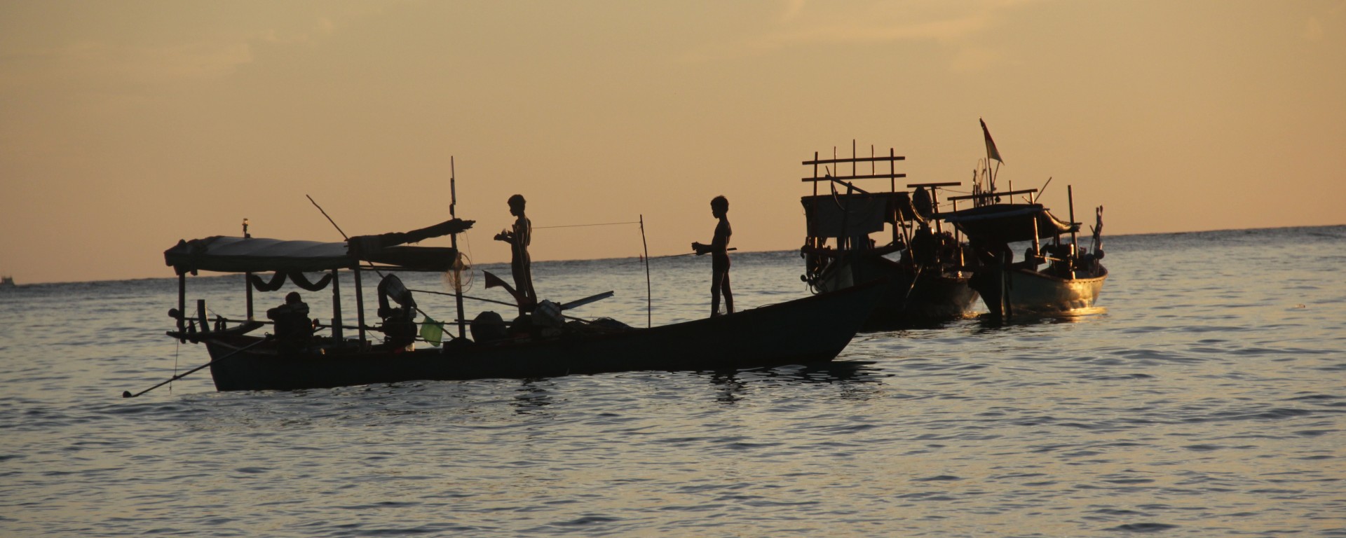 Dernière pêche de la journée au soleil couchant (© Aurélie Bacheley).