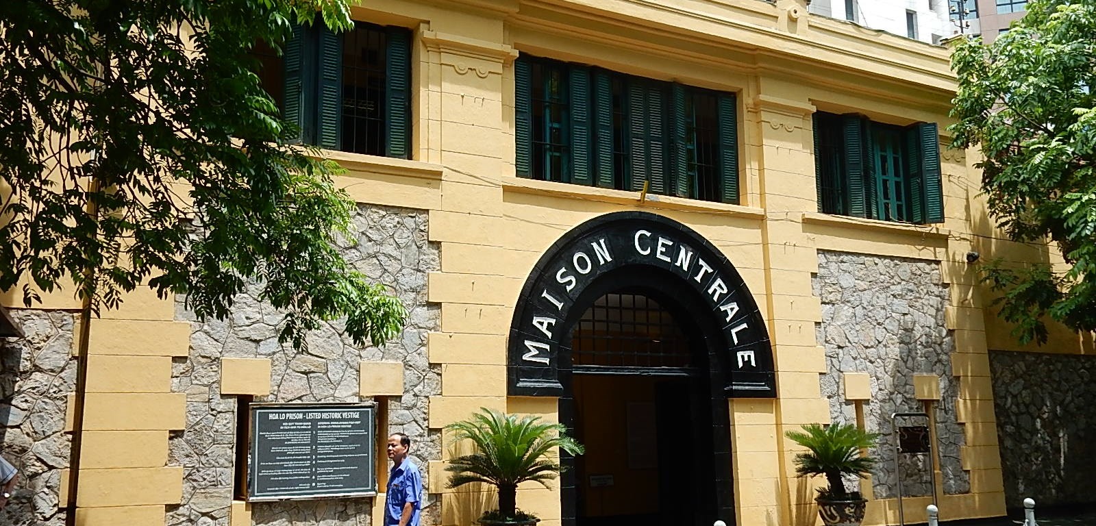 La prison de Hoa Lo à Hanoi, aujourd'hui transformée en musée (CC by Michael Coghlan).
