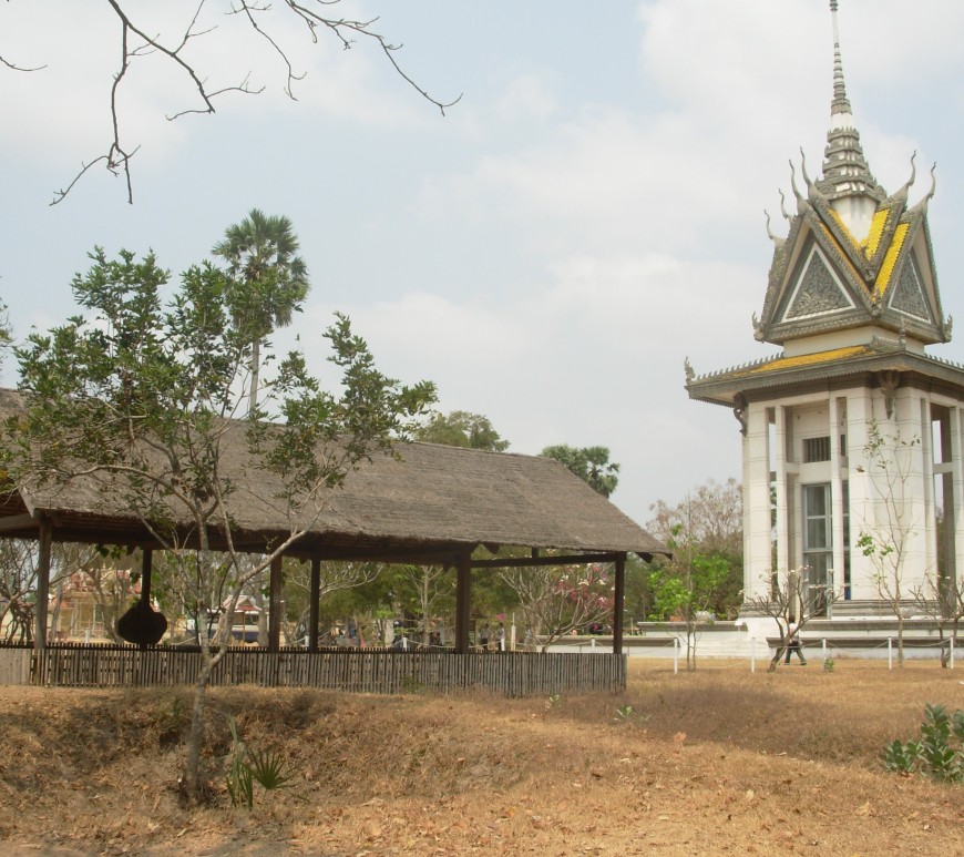 Les terribles "Killings Fields"de Choeung Ek et le stupa (à droite), qui contient les crânes de nombreuses victimes, classés selon la méthode d'exécution infligée par les Khmers rouges (cc by Jacques Beaulieu).