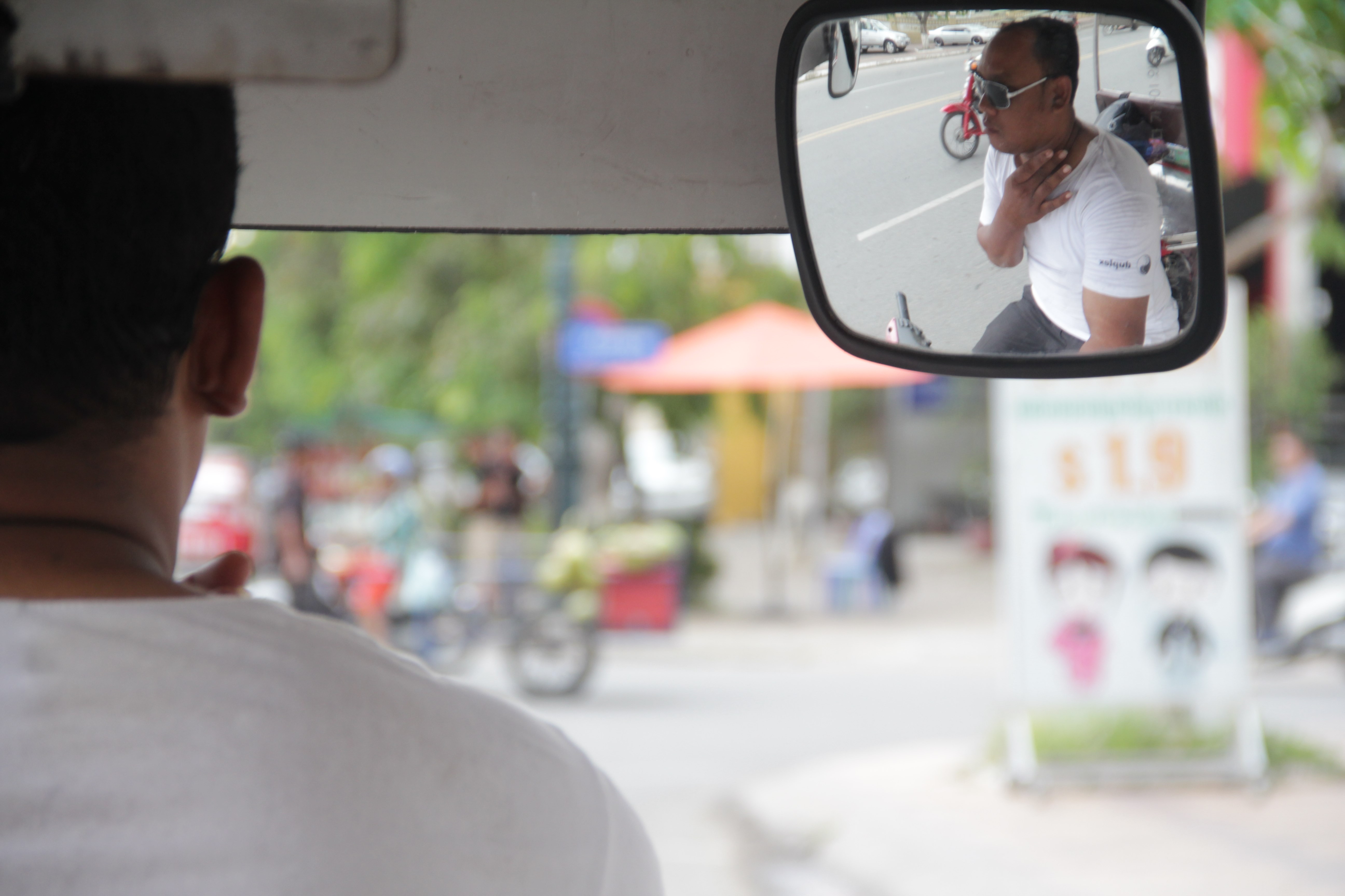 Les tuk-tuk sont très présents dans les rues de Phnom Penh. Avant de monter, les négociations vont bon train  (© Jérôme Decoster).