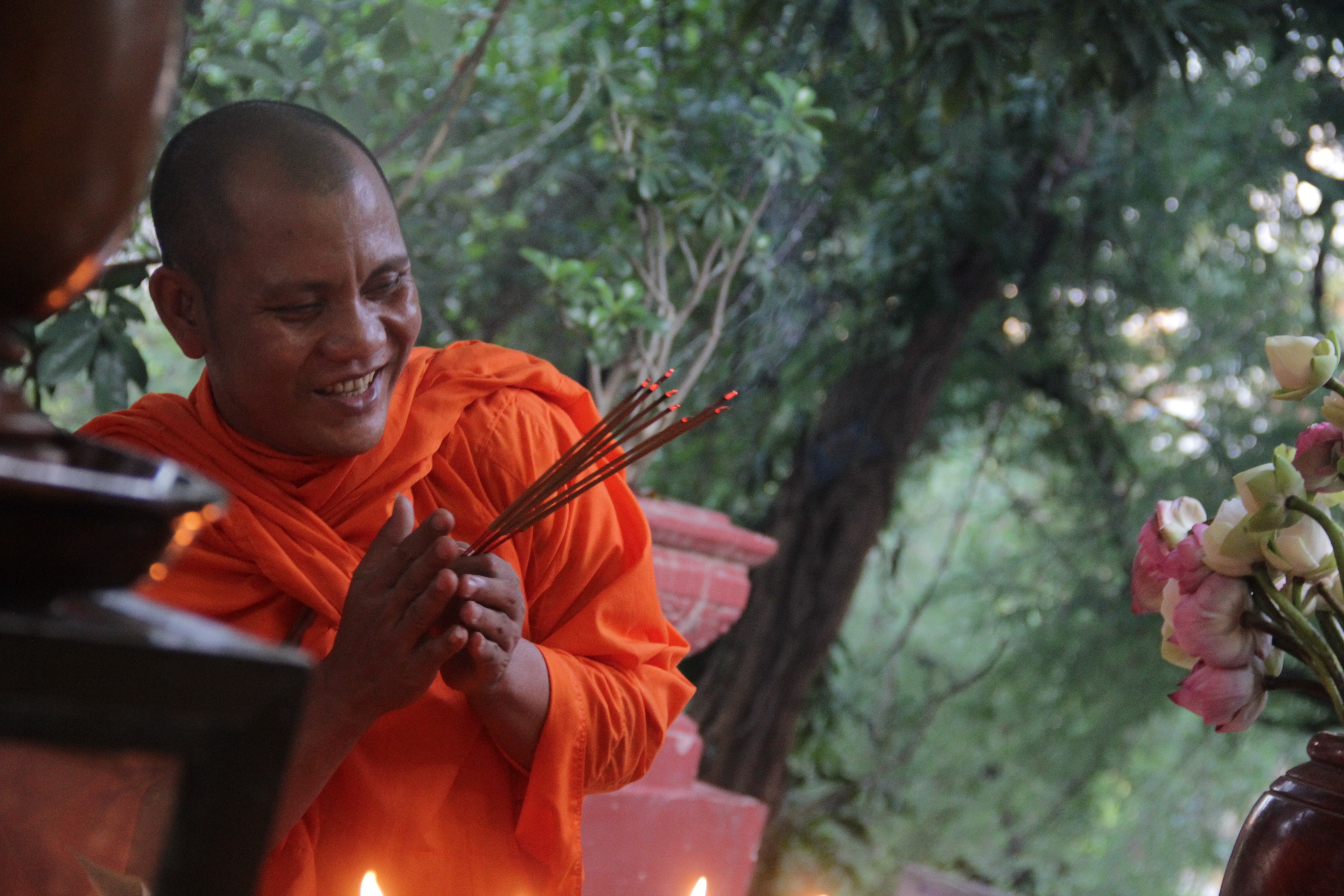 Au Cambodge, on peut être moine pour une période limitée. Ici, ce moine prie à la pagode de Wat Phnom (© Jérôme Decoster).