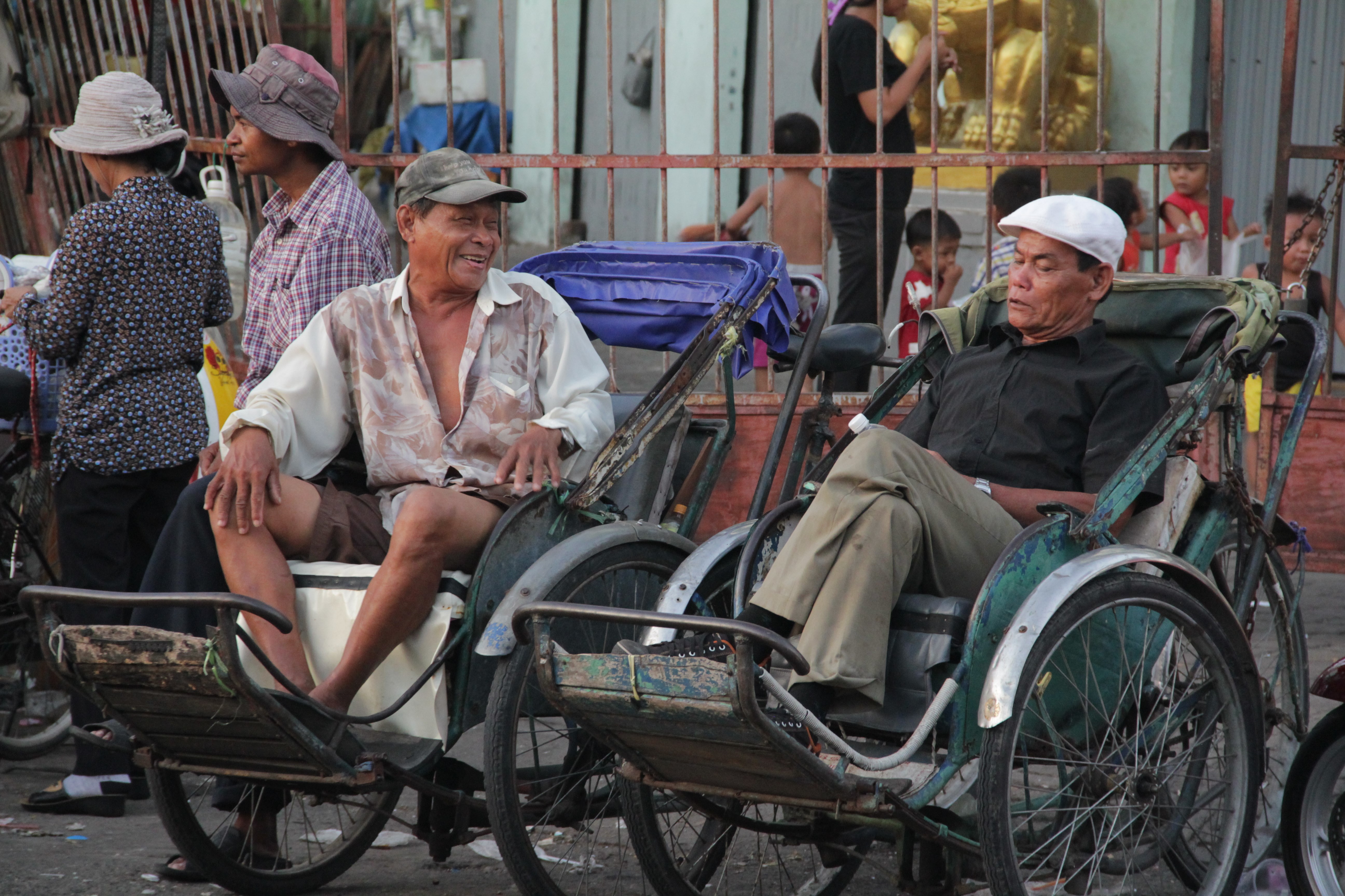 Entre deux promenades en rickshaw (tricycle qui permet de transporter les touristes), les hommes prennent une pause (© Jérôme Decoster).