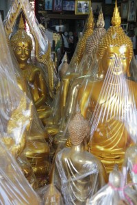 Les Bouddhas d'or conservés sous film plastique s'entassent dans les boutiques  (© Jérôme Decoster).
