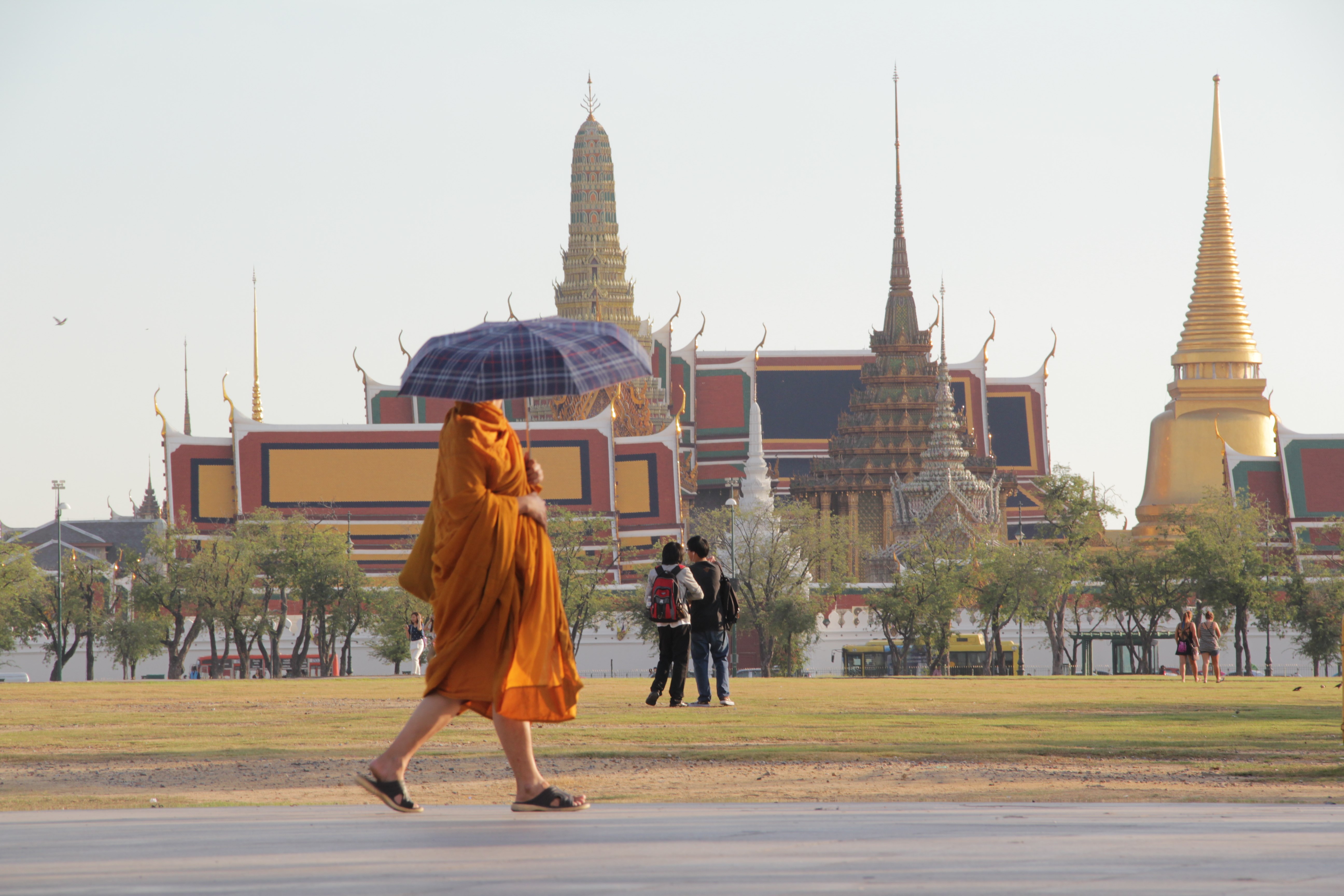 Un moine devant le haut lieu touristique de Bangkok : le temple Wat Phra Kaew et le grand palace (© Jérôme Decoster).