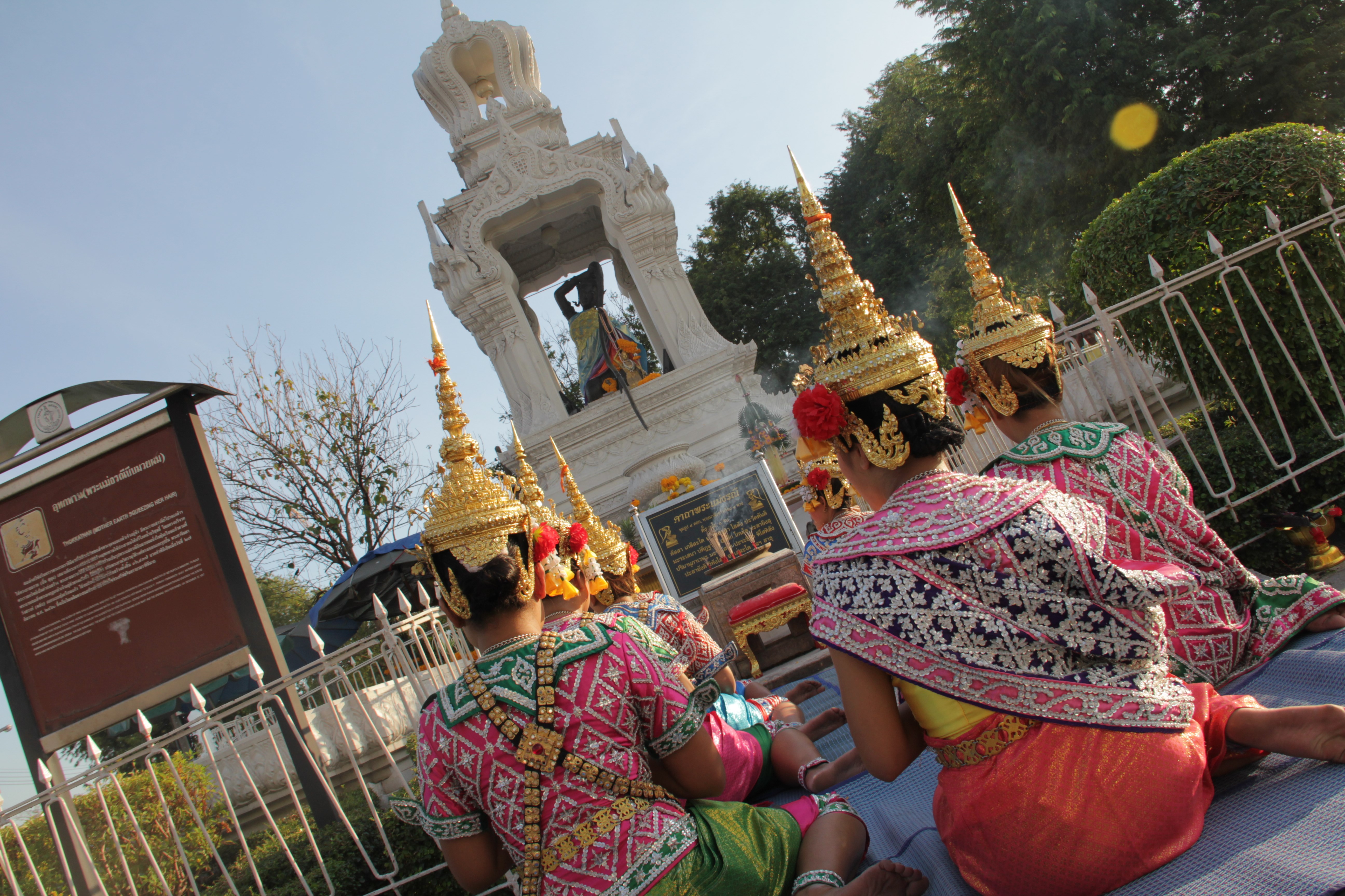 Dans le quartier royal, des Thaïlandaises rendent hommage à Thokkathan. Cette divinité, érigée en 1917, devait faciliter l'accès de la population à l'eau potable. (© Jérôme Decoster).