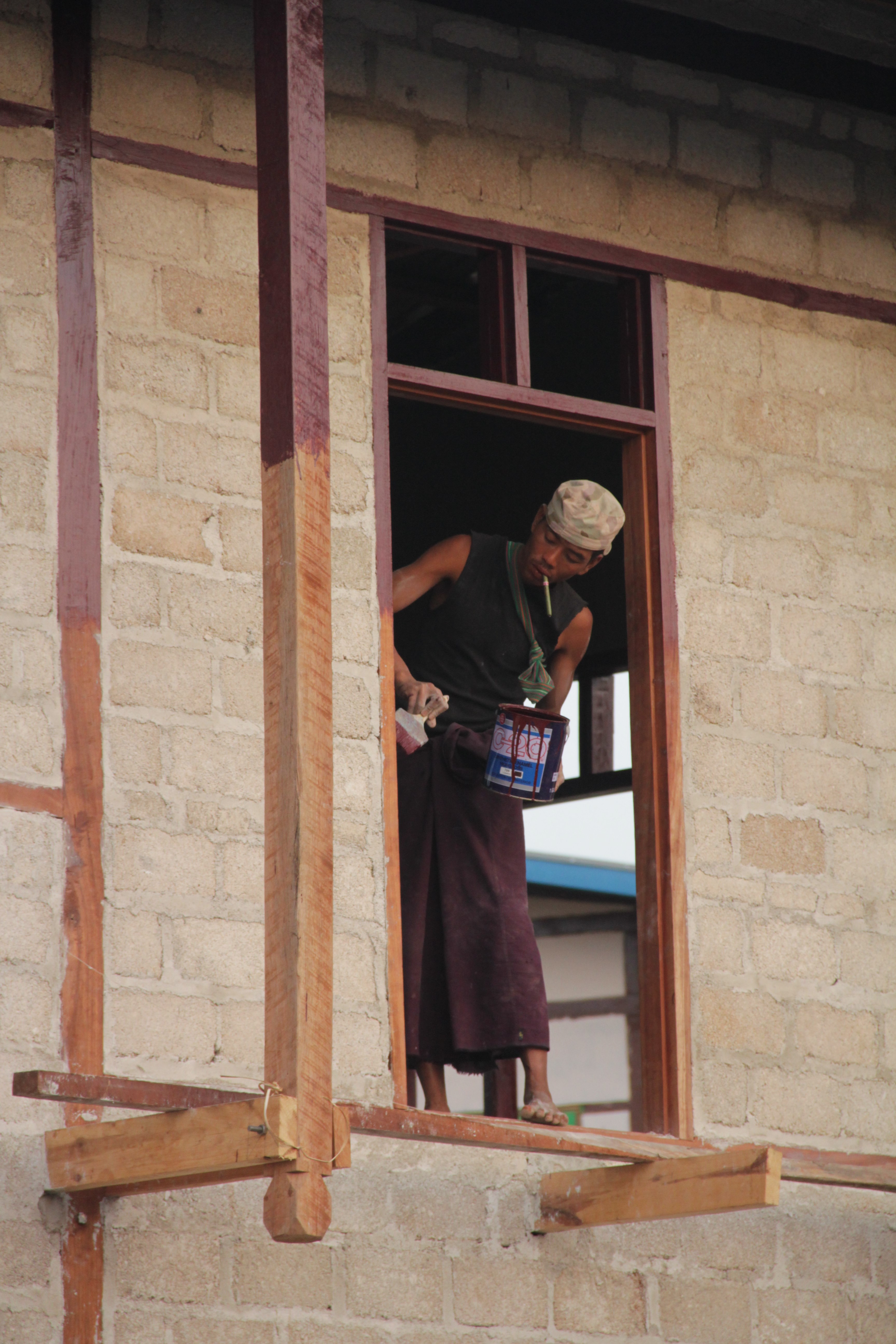 Un villageois aide à la construction de cette maison (© Jérôme Decoster).