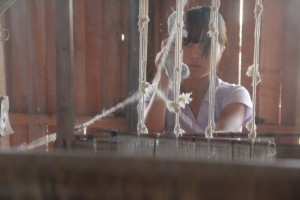 Dans un atelier de tissage traditionnel, cette jeune femme fabrique entre six et huit étoles par jour (© Jérôme Decoster).