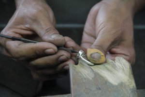 Sur le lac Inle, des artisans travaillent l’argent pour fabriquer des bijoux (© Jérôme Decoster).