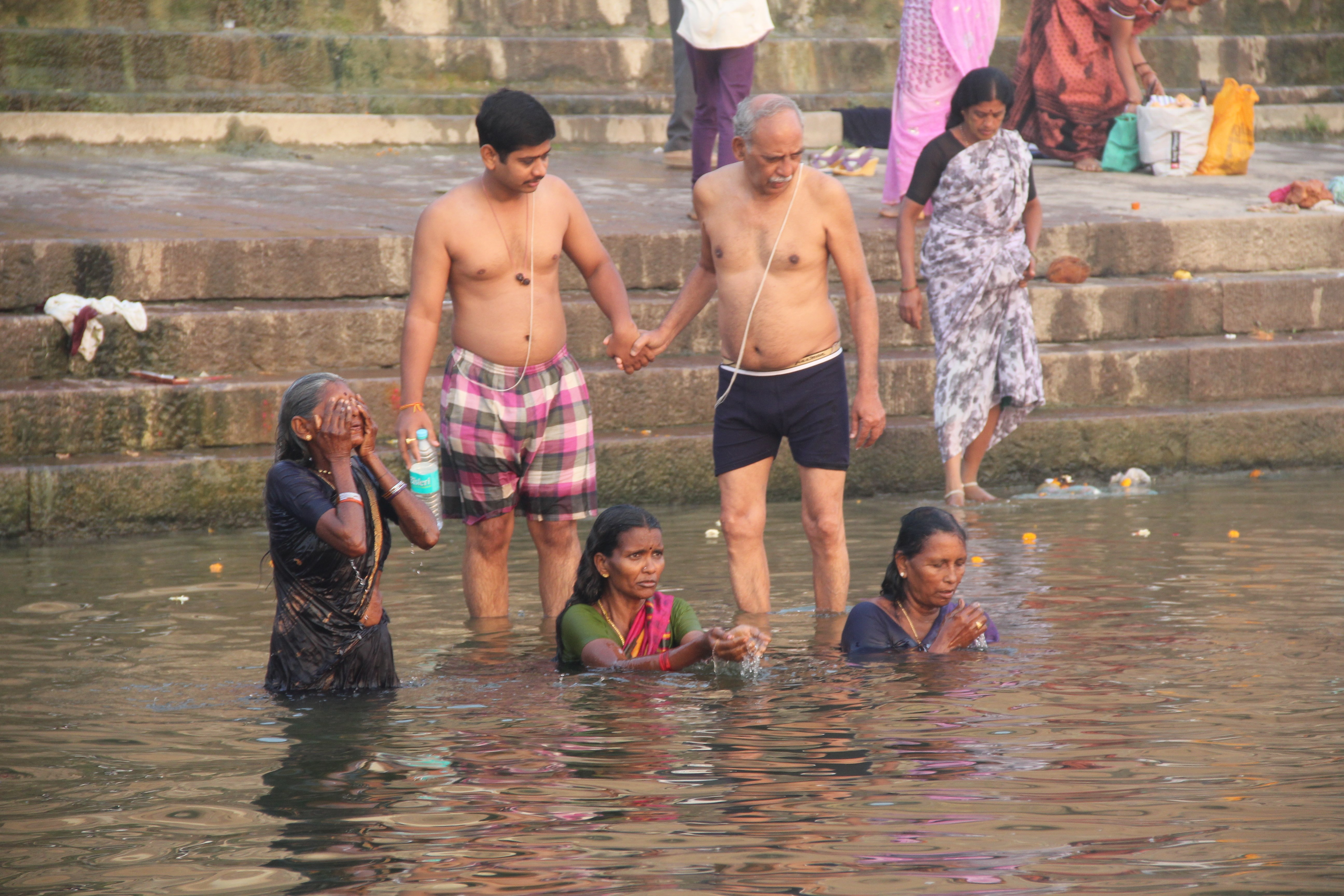 Les hindous se purifient de leur péchés dans le Gange (© Jérôme Decoster).