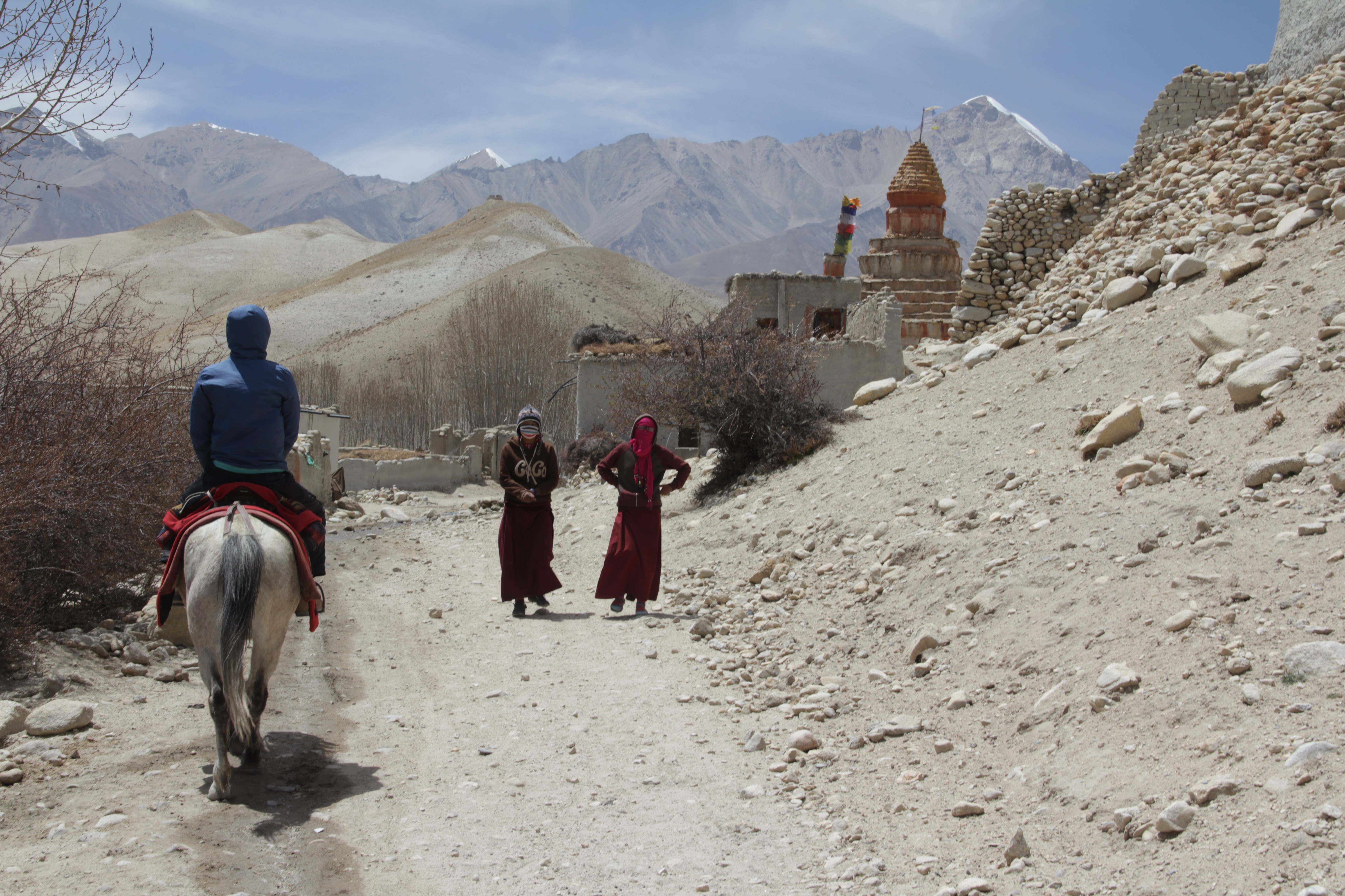 Une journée à cheval dans la vallée désertique de Lo Manthang (© Jérôme Decoster).