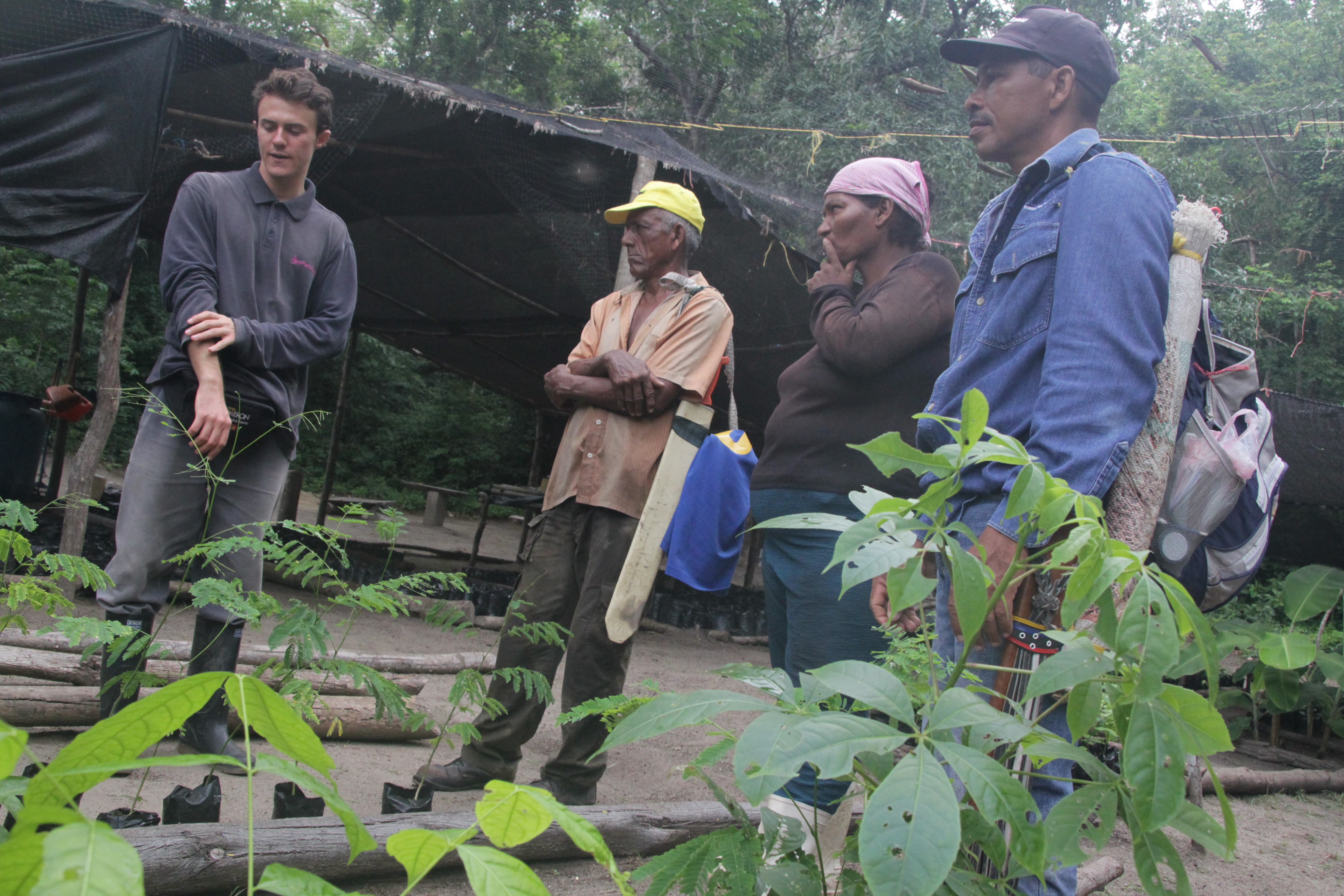 Fransisco, Lediz et Victor. Ces trois paysans participent au projet d'Envol Vert mené par Jean-Matthieu (à gauche). 