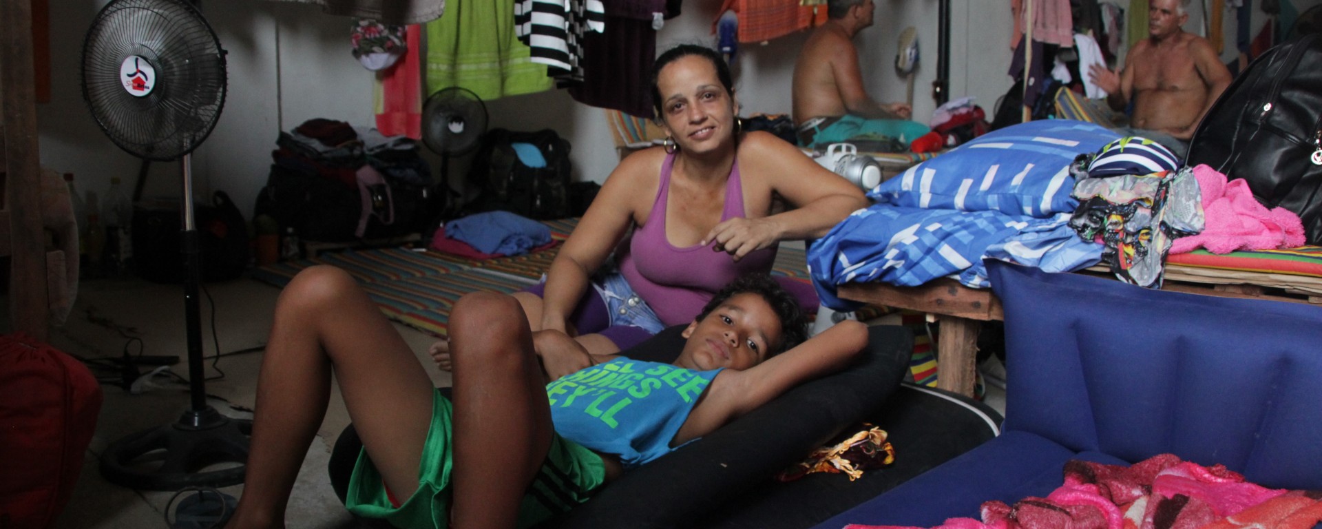 Lisbet et son fils Ronaldo font partie des quelque 600 Cubains bloqués dans ce local de Turbo, à la frontière avec le Panama.