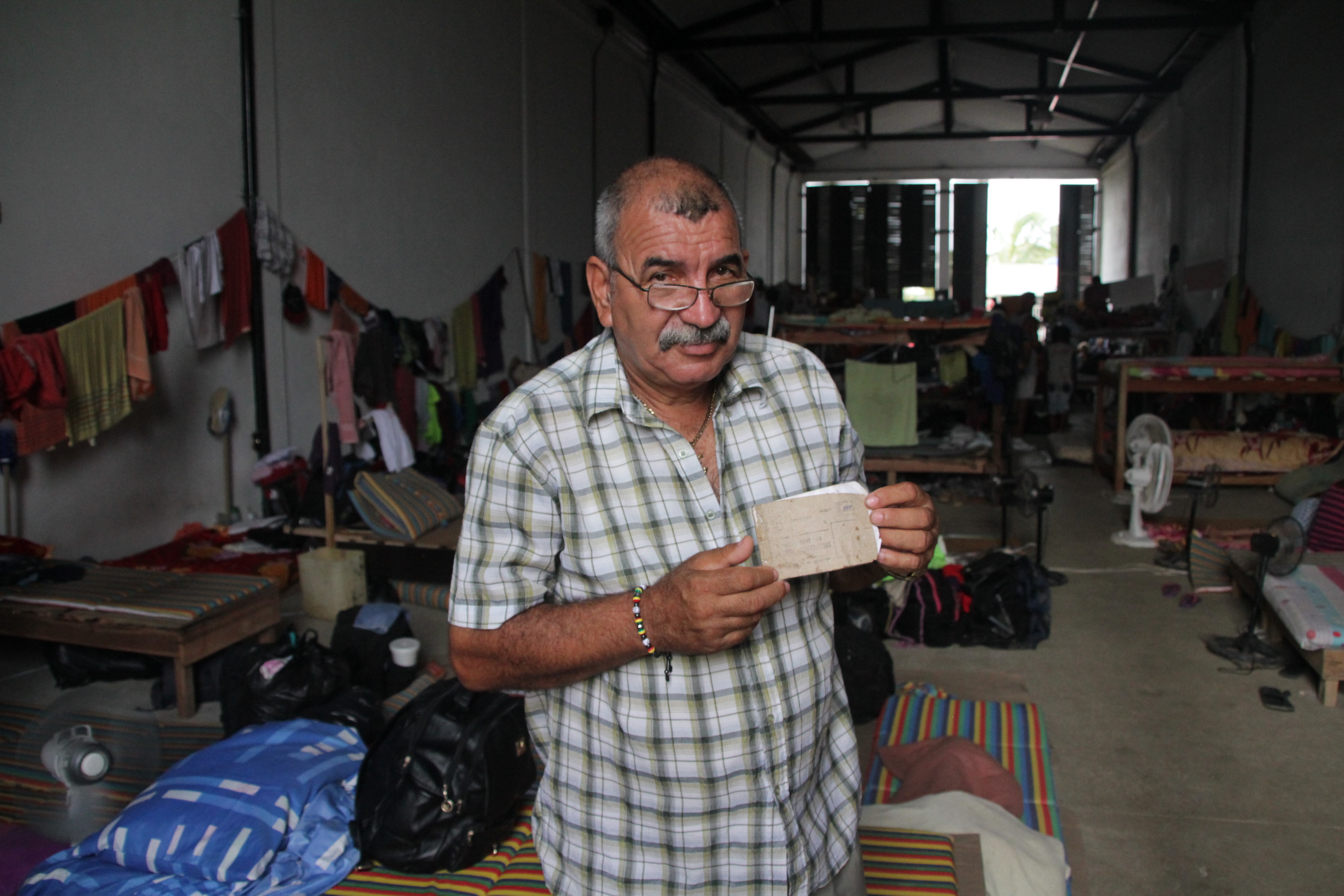Ignacio gère la vie quotidienne des migrants cubains à Turbo, notamment les trop rares denrées alimentaires (© Jérôme Decoster).