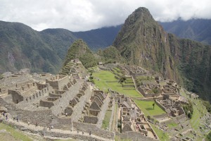 Après avoir grimpé la Montaña du Machu Picchu, le Soleil commence à embraser les ruines. (© Jérôme Decoster).