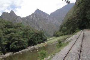 12 km de rails qui relient Hydroelectrica à Aguas Calientes, ville départ pour le Machu Picchu = 30 dollars en train ou 2 h 30 de marche. Un choix vite fait. (© Aurélie Bacheley).