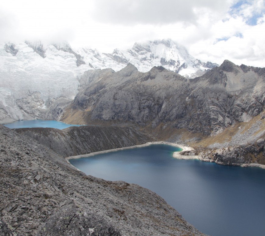 Point culminant de ce trek, à 4 980 m d'altitude, les lacs embrassent le glacier (© Jérôme Decoster).
