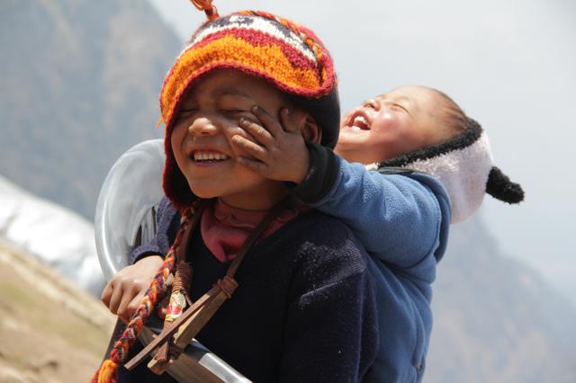 Népal. A Gupsi, près de l’épicentre du séisme qui a ravagé leur village un an plus tôt, deux frères s'amusent. Avril 2016, © Jérôme Decoster.