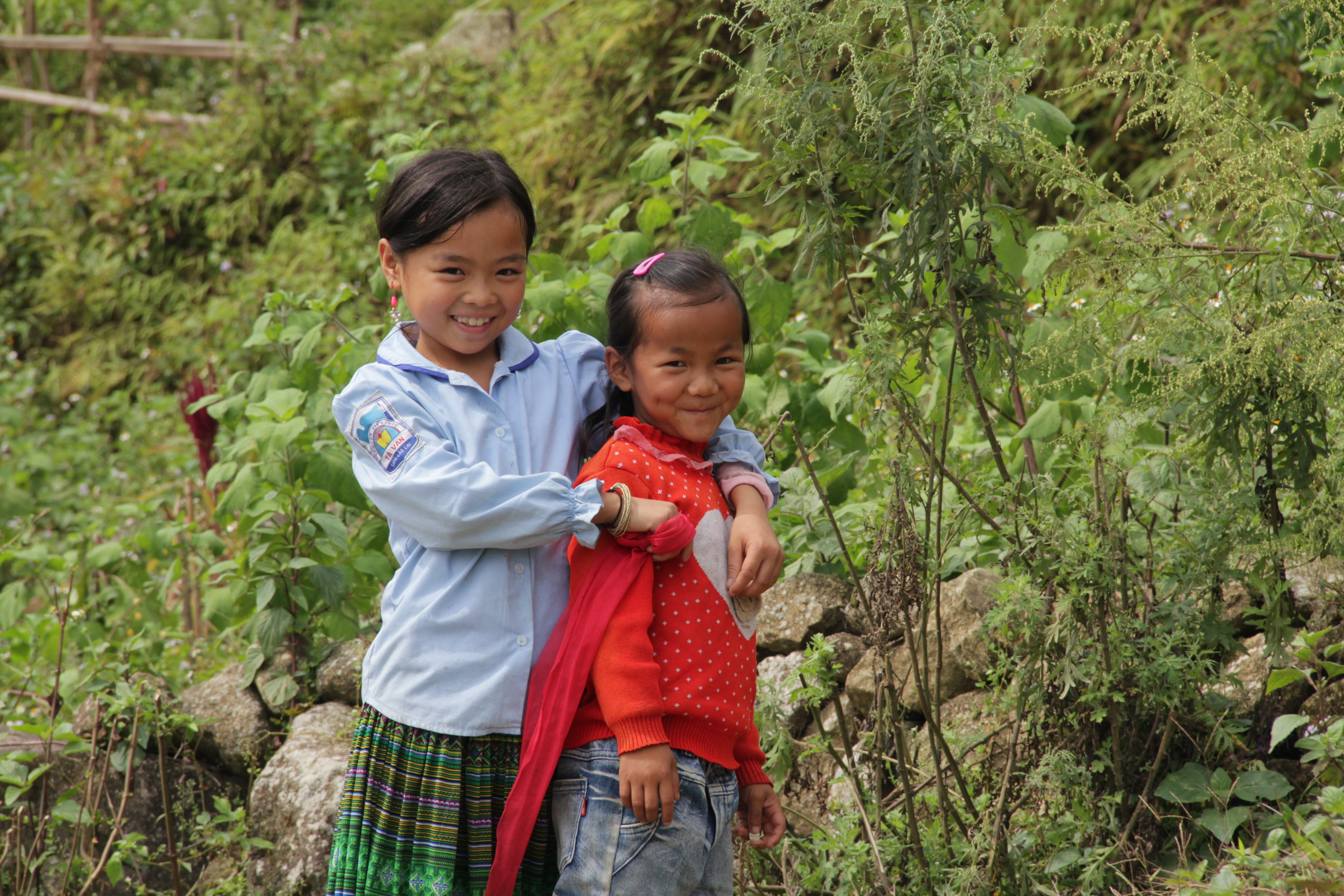 Deux fillettes posent dans leur village de Giang Ta Chai. (© Jérôme Decoster)