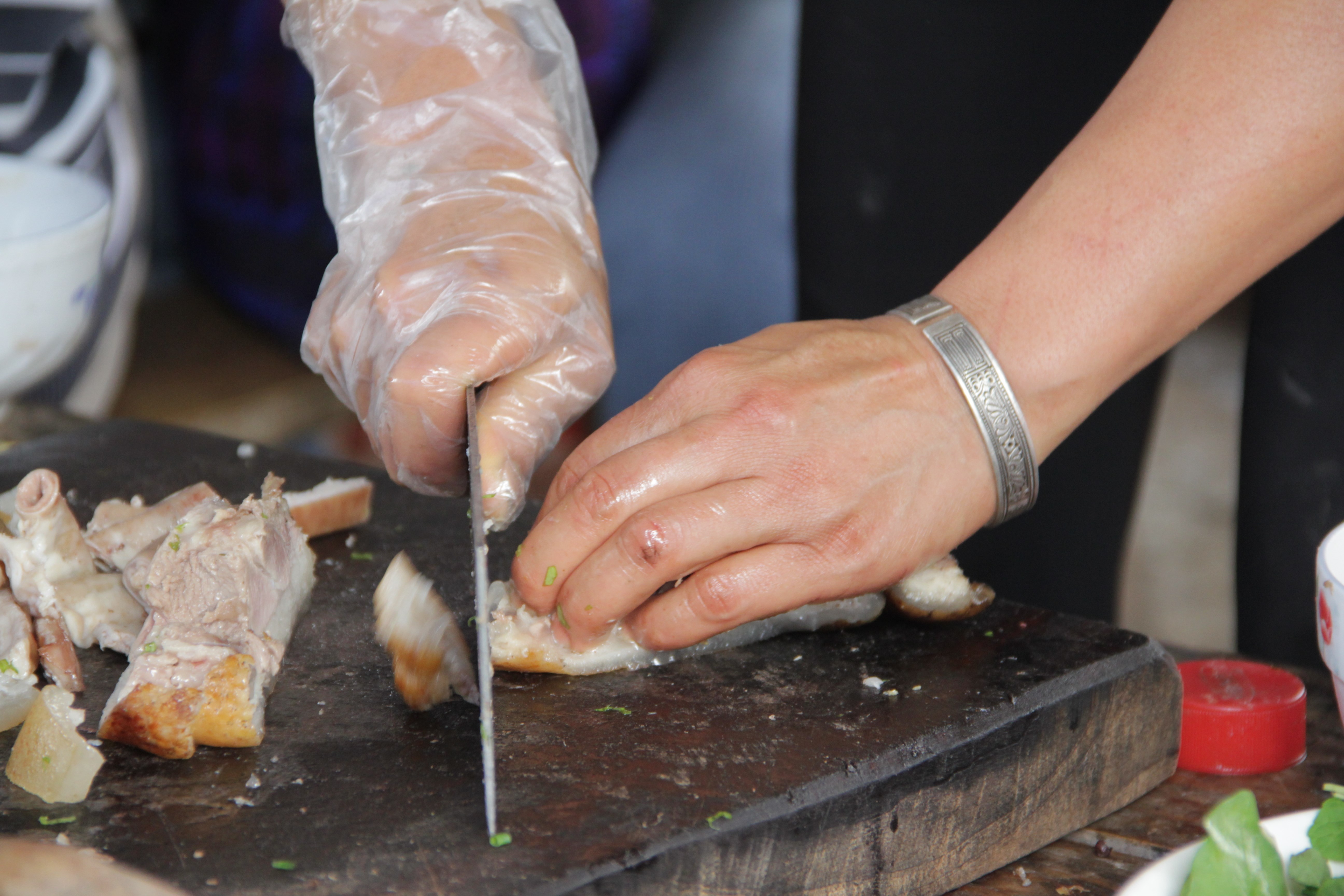 La viande fraîchement achetée est découpée avant de finir dans les bols de Phở (© Jérôme Decoster).