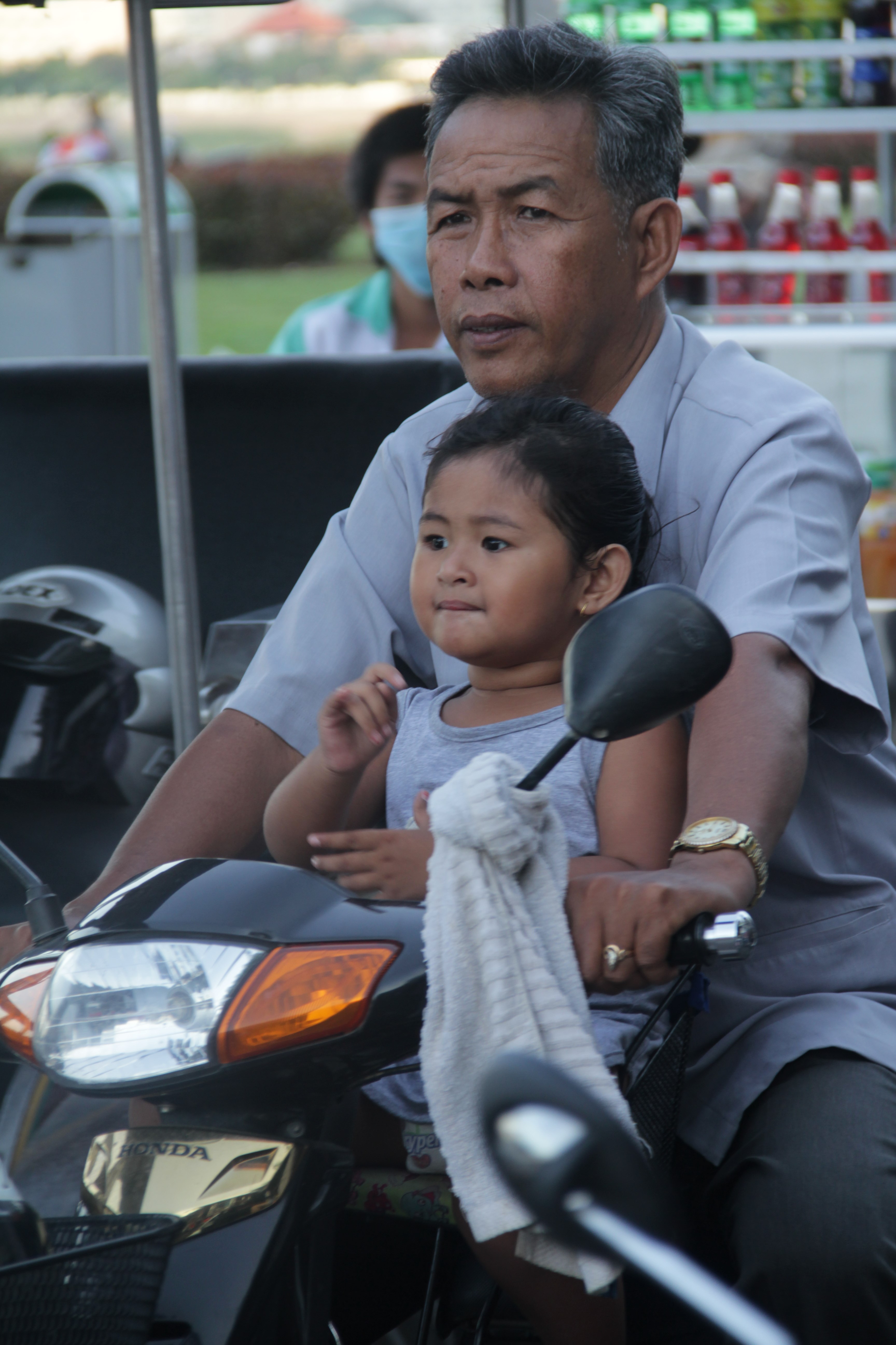 Si l'on voit beaucoup de voitures à Phnom Penh, le scooter reste le moyen de transport principal (© Jérôme Decoster).