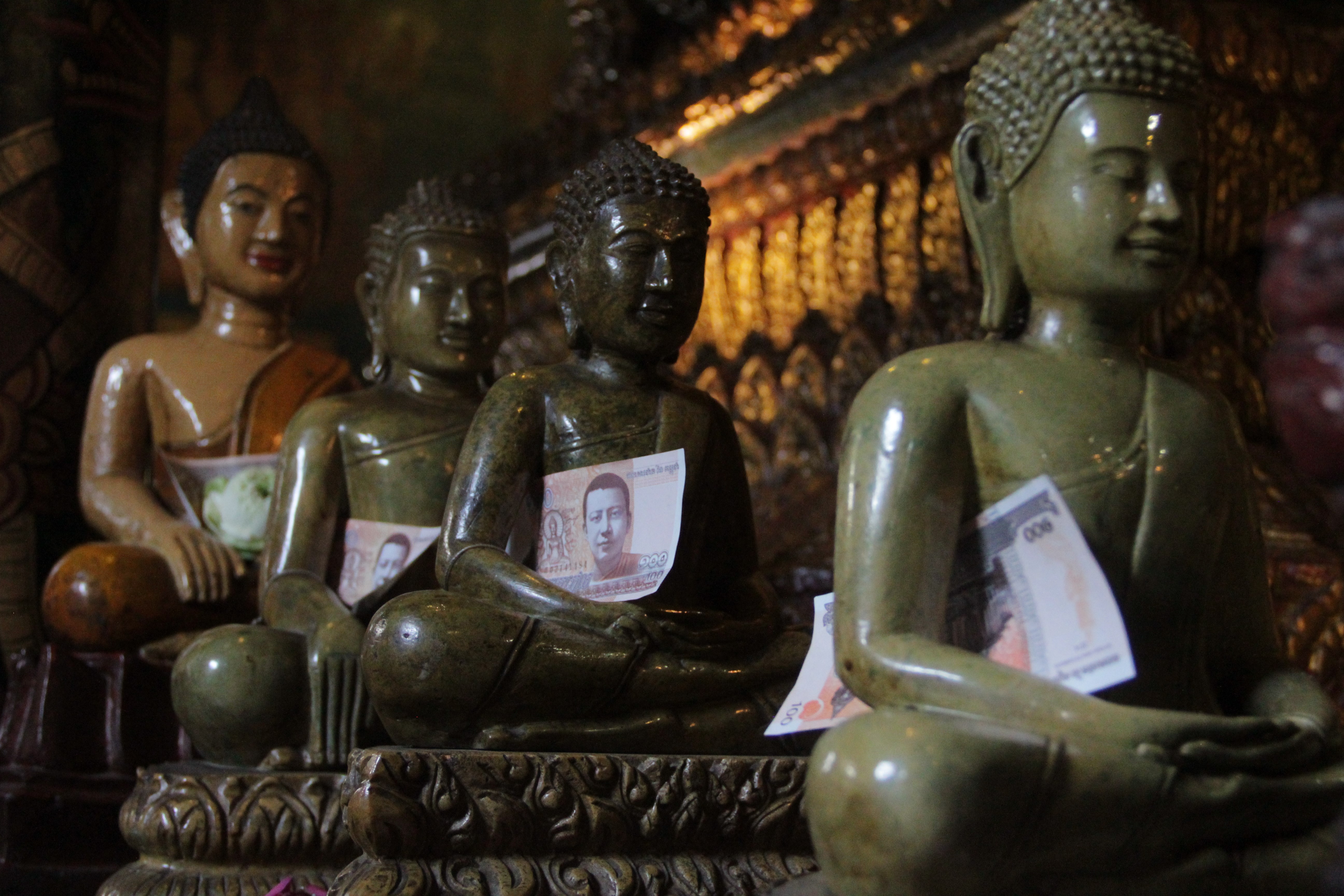 Les offrandes ont une place très importante dans la religion bouddhiste (© Jérôme Decoster).