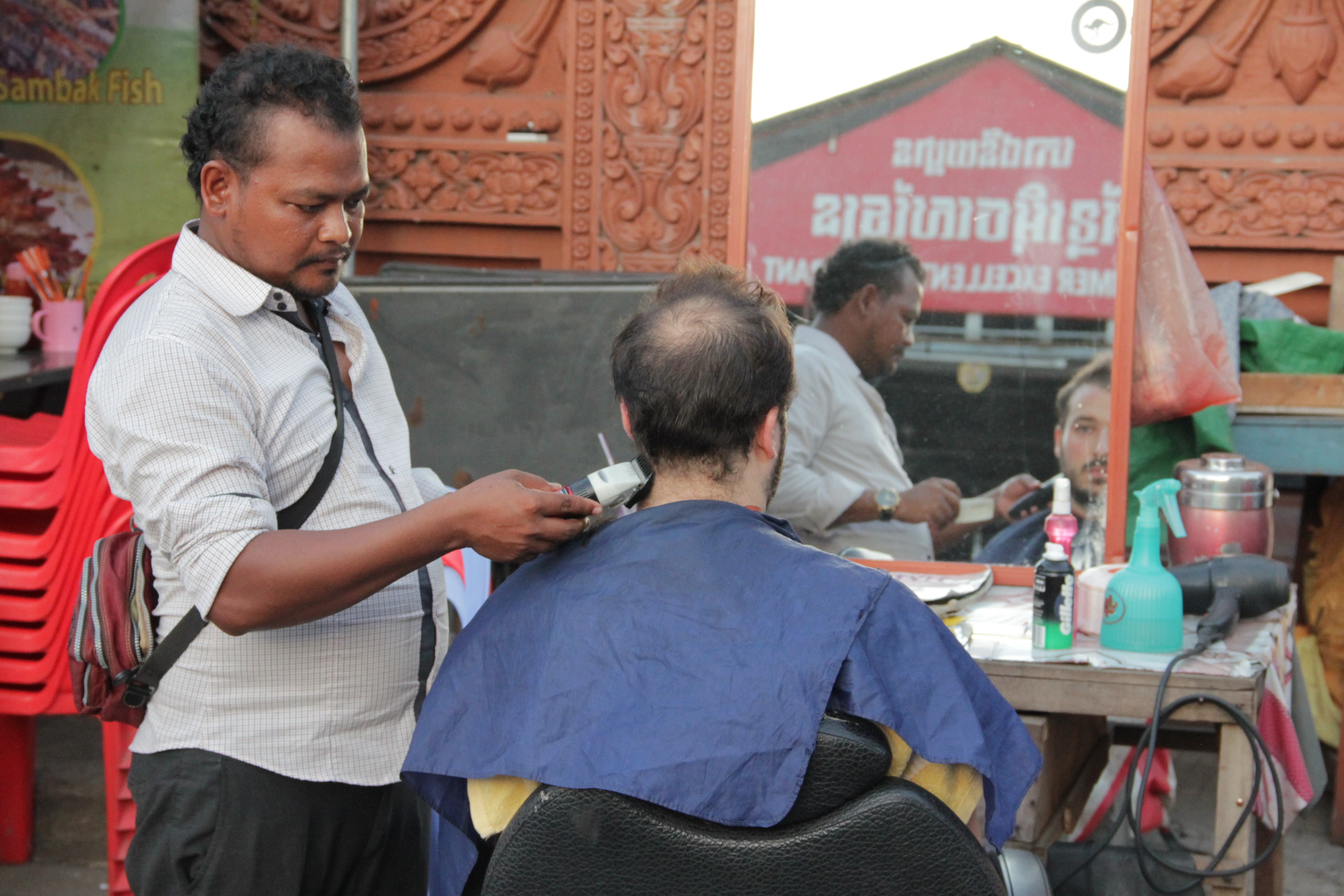 Les coiffeurs de rue proposent un rasage complet pour 1 ou 2 dollar(s) (© Jérôme Decoster).