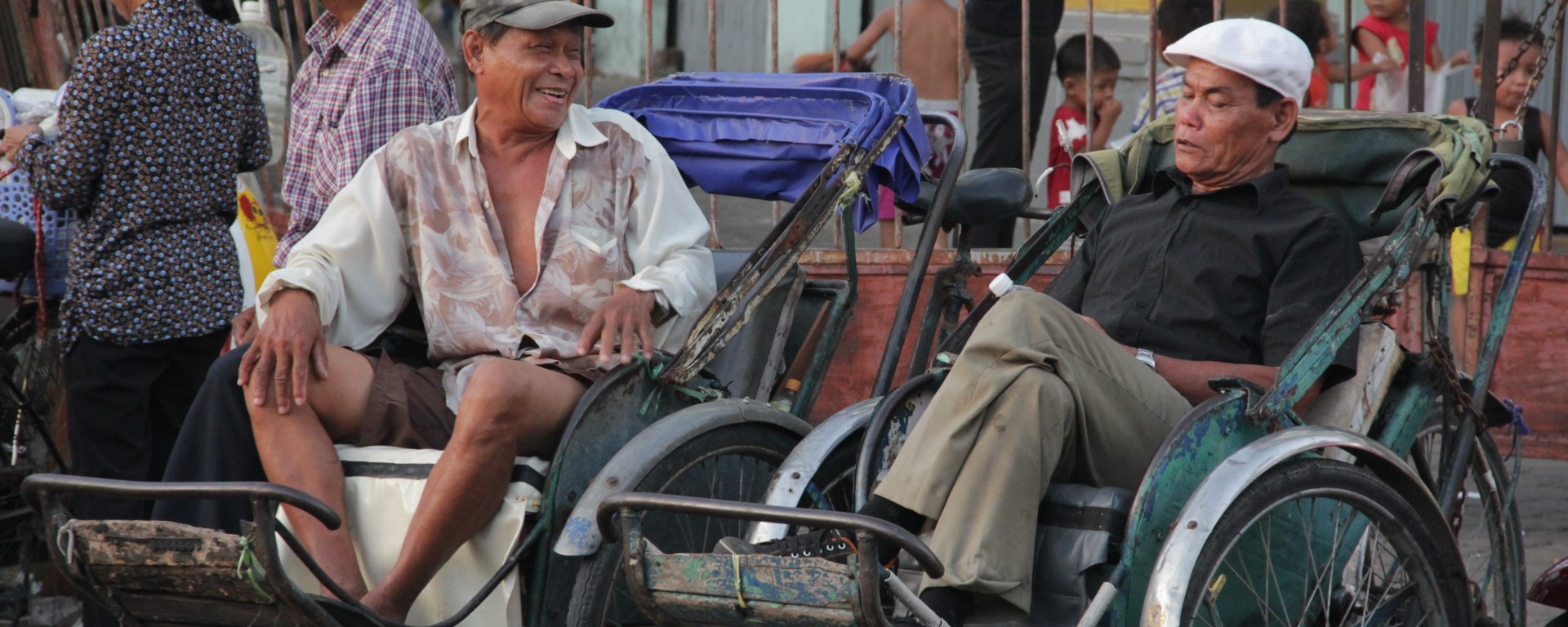 Entre deux promenades en rickshaw (tricycle qui permet de transporter les touristes), les hommes prennent une pause (© Jérôme Decoster).