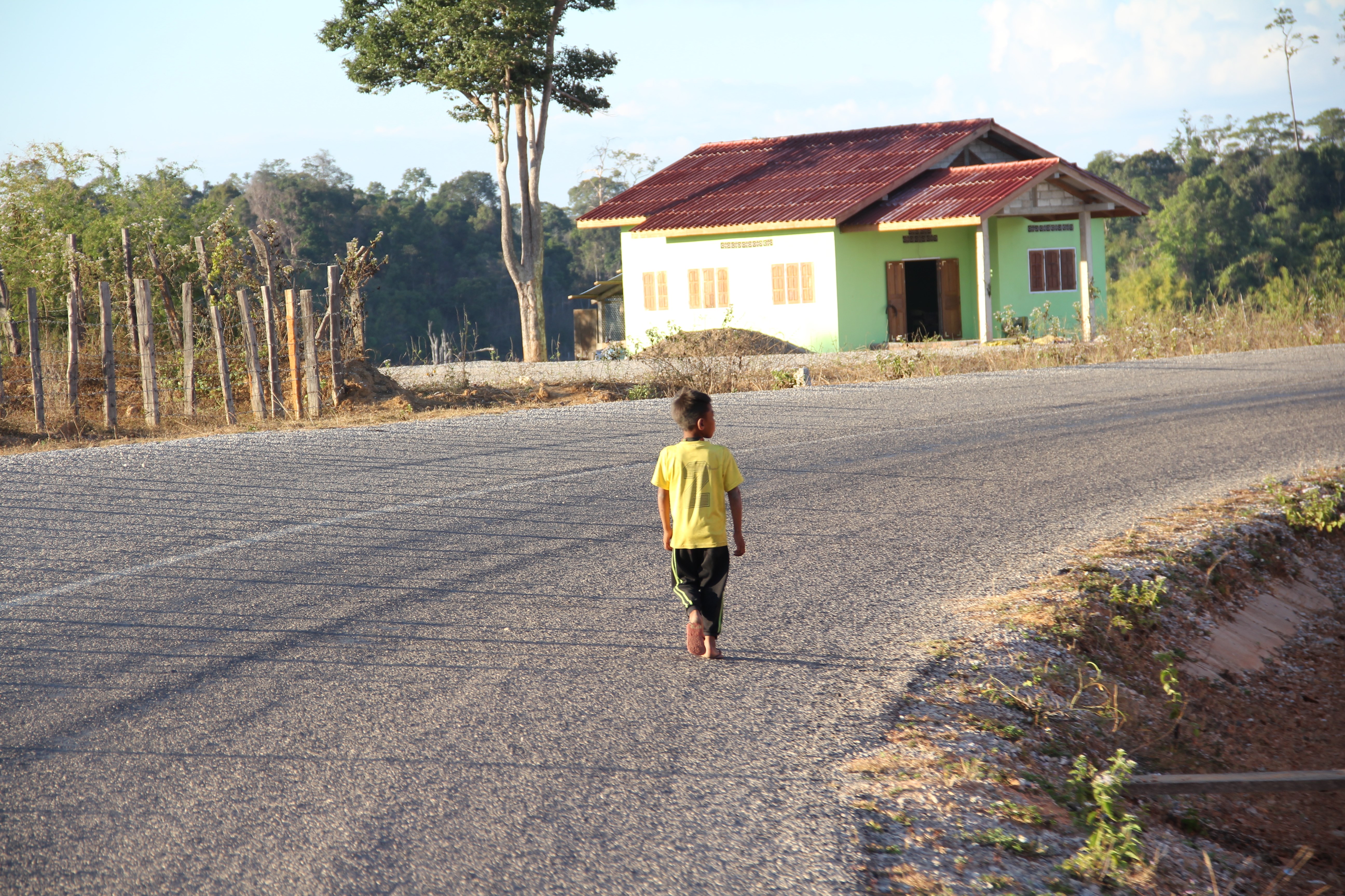 On ne rencontre pas beaucoup d'habitants le long des routes mais parfois, les enfants nous lancent des "Hello" ou des "Sabaidee", en lao (© Aurélie Bacheley).