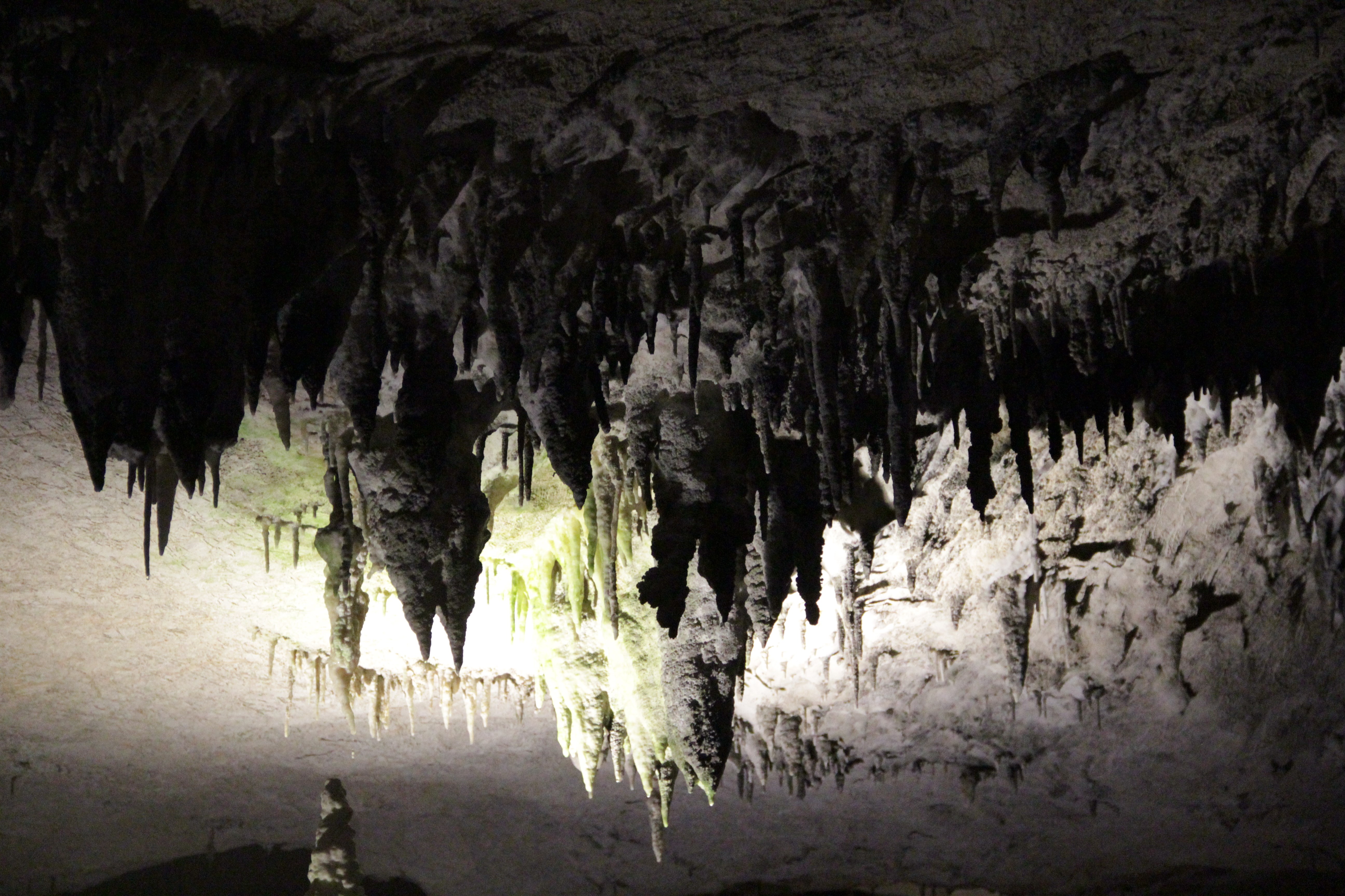 L’impressionnante grotte de Konglor, longue de 7 km, se visite en bateau. La roche est truffée de stalactites  (© Jérôme Decoster).