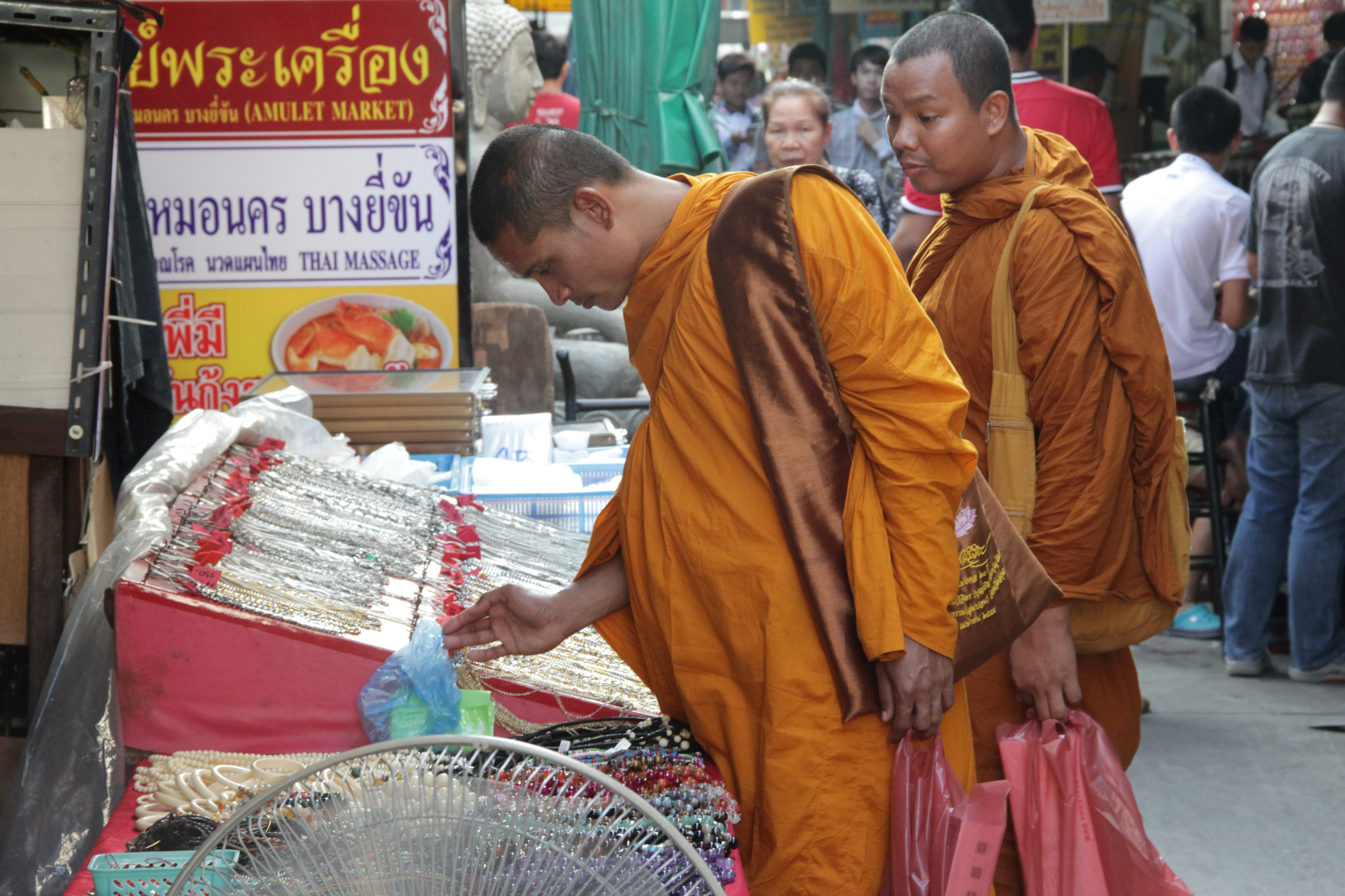 Les moines font leurs achats dans le quartier des amulettes truffé de petits étalages (© Jérôme Decoster).