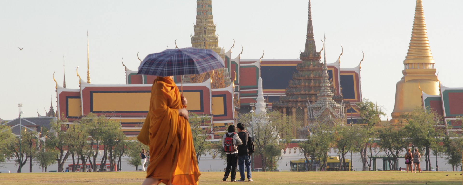 Un moine devant le haut lieu touristique de Bangkok : le temple Wat Phra Kaew et le grand palace (© Jérôme Decoster).