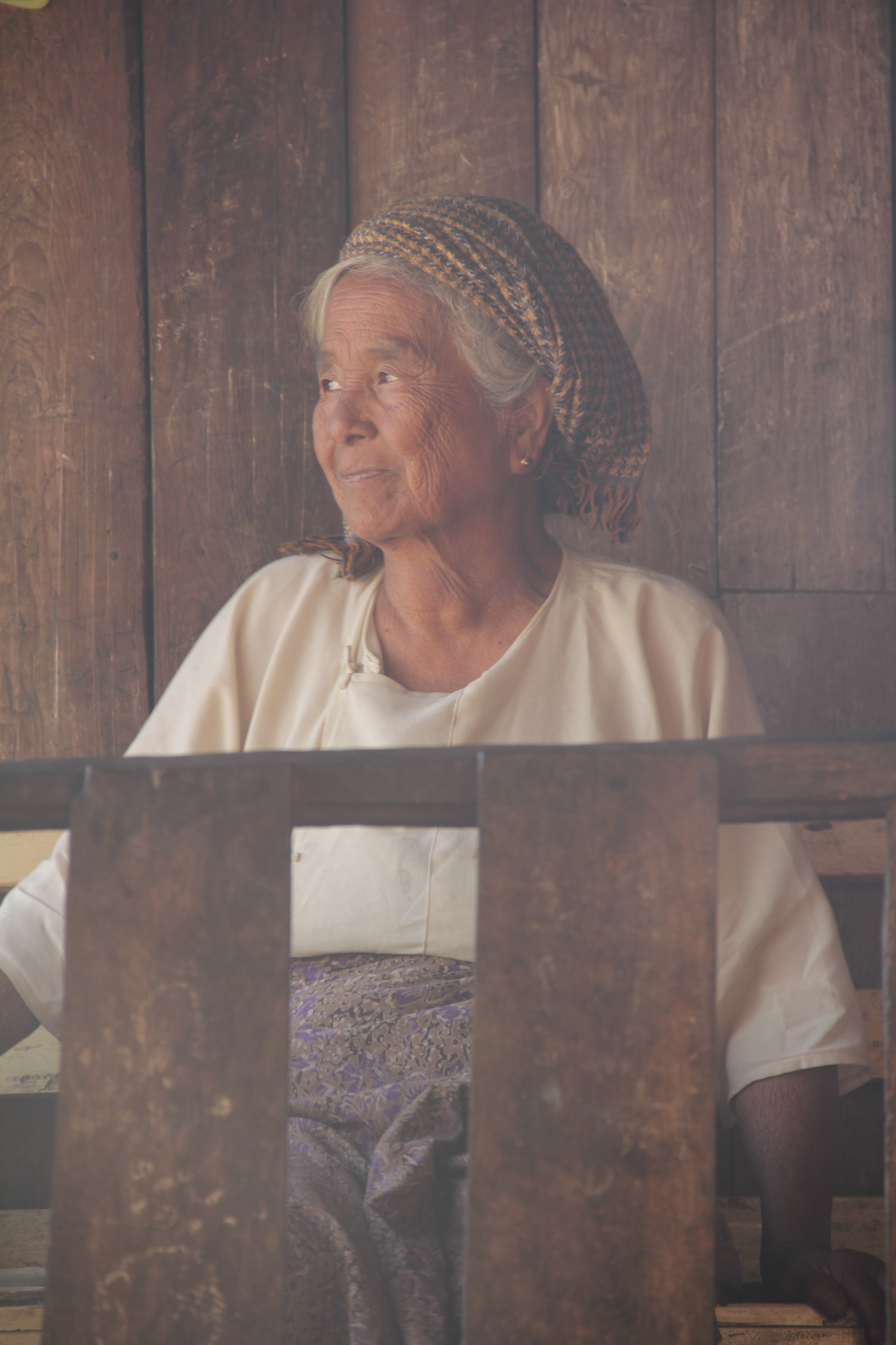Une femme de plus de 70 ans, devant sa maison, au cœur du village de Shapin, à trois heures de marche de Kalaw (© Jérôme Decoster).