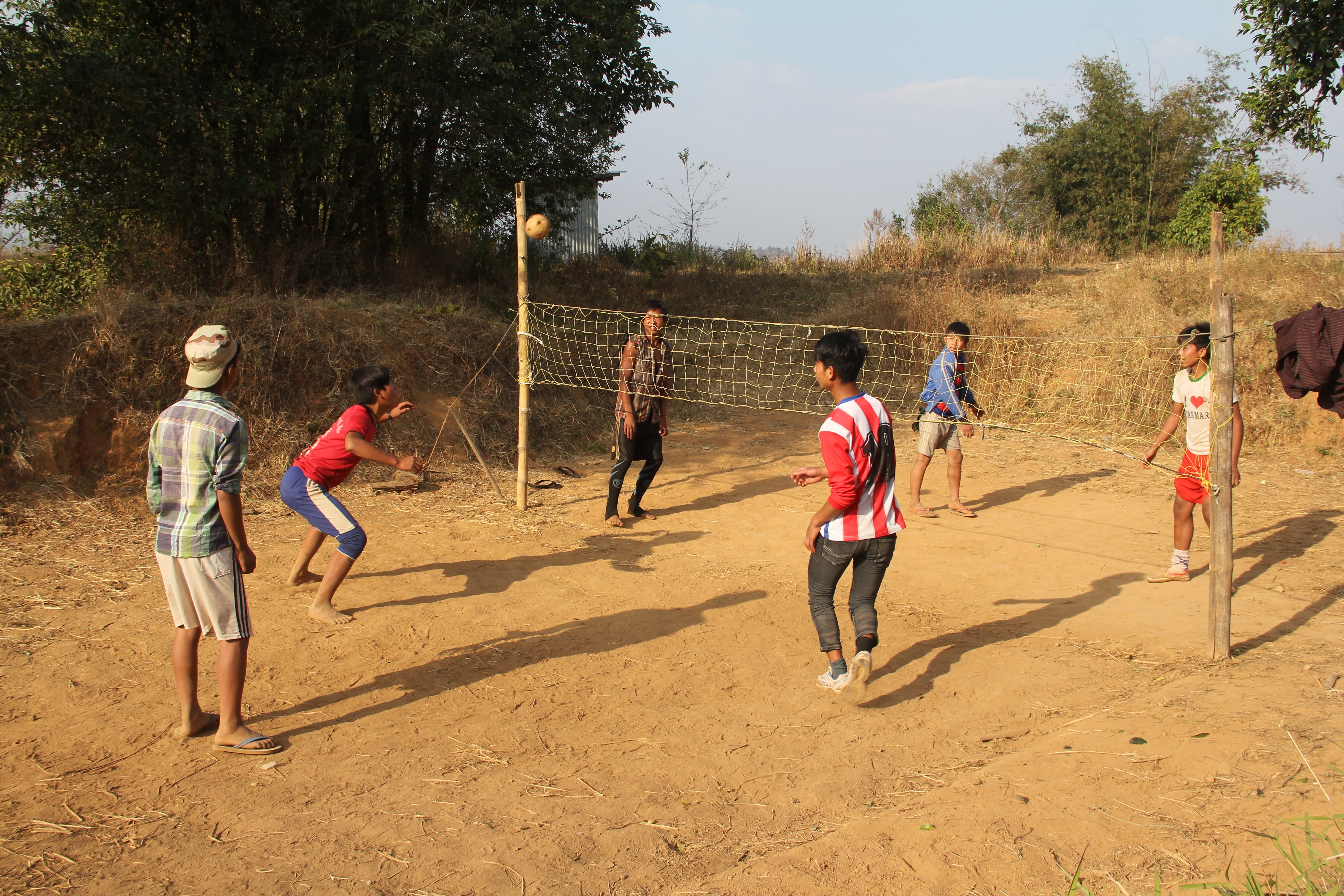 Une partie de chinlon, jeu traditionnel birman qui s'apparente au tennis-ballon, mais avec une petite balle en osier et un filet de badminton (© Jérôme Decoster).