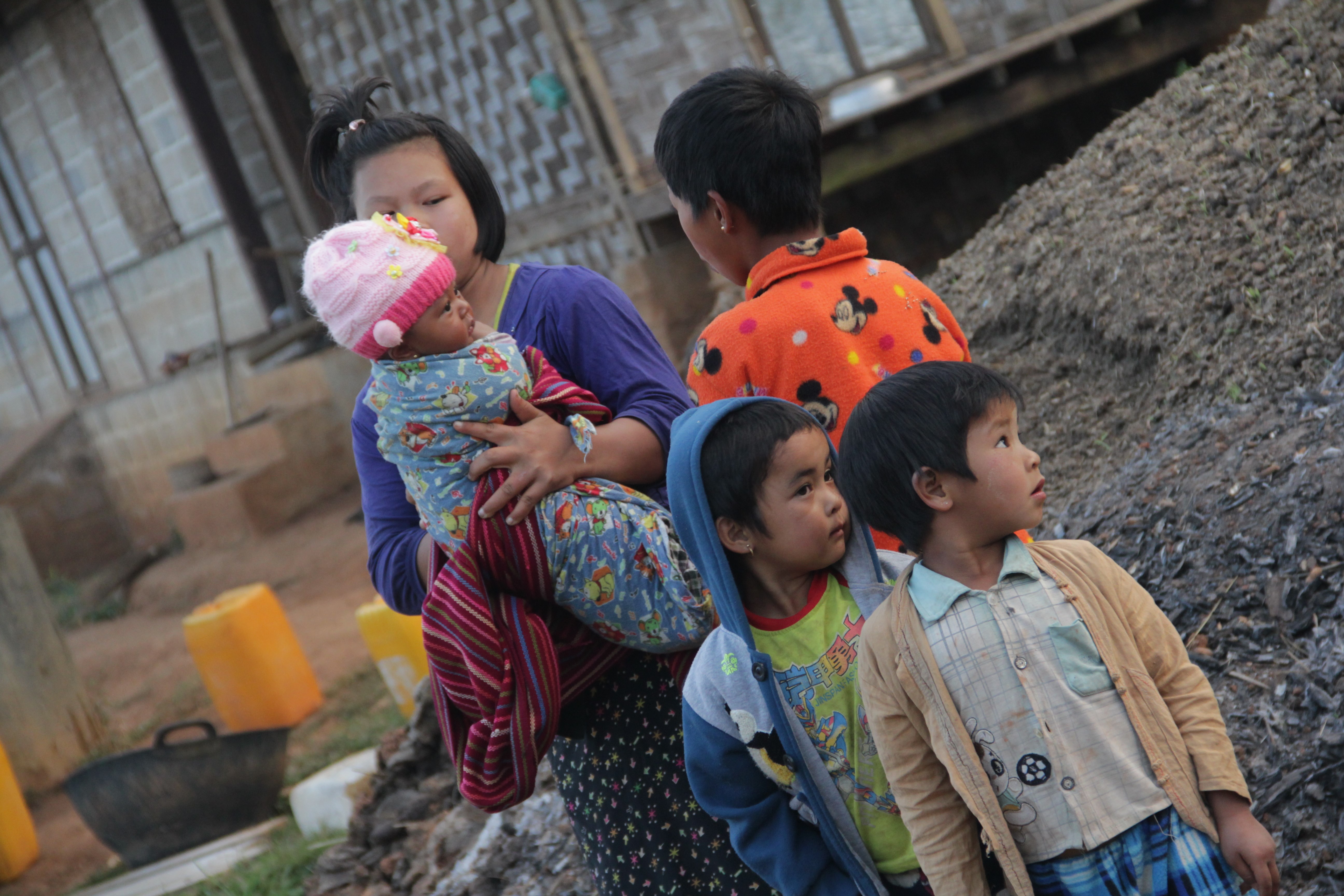 Une famille dans les rues de Kyautsu (© Jérôme Decoster).