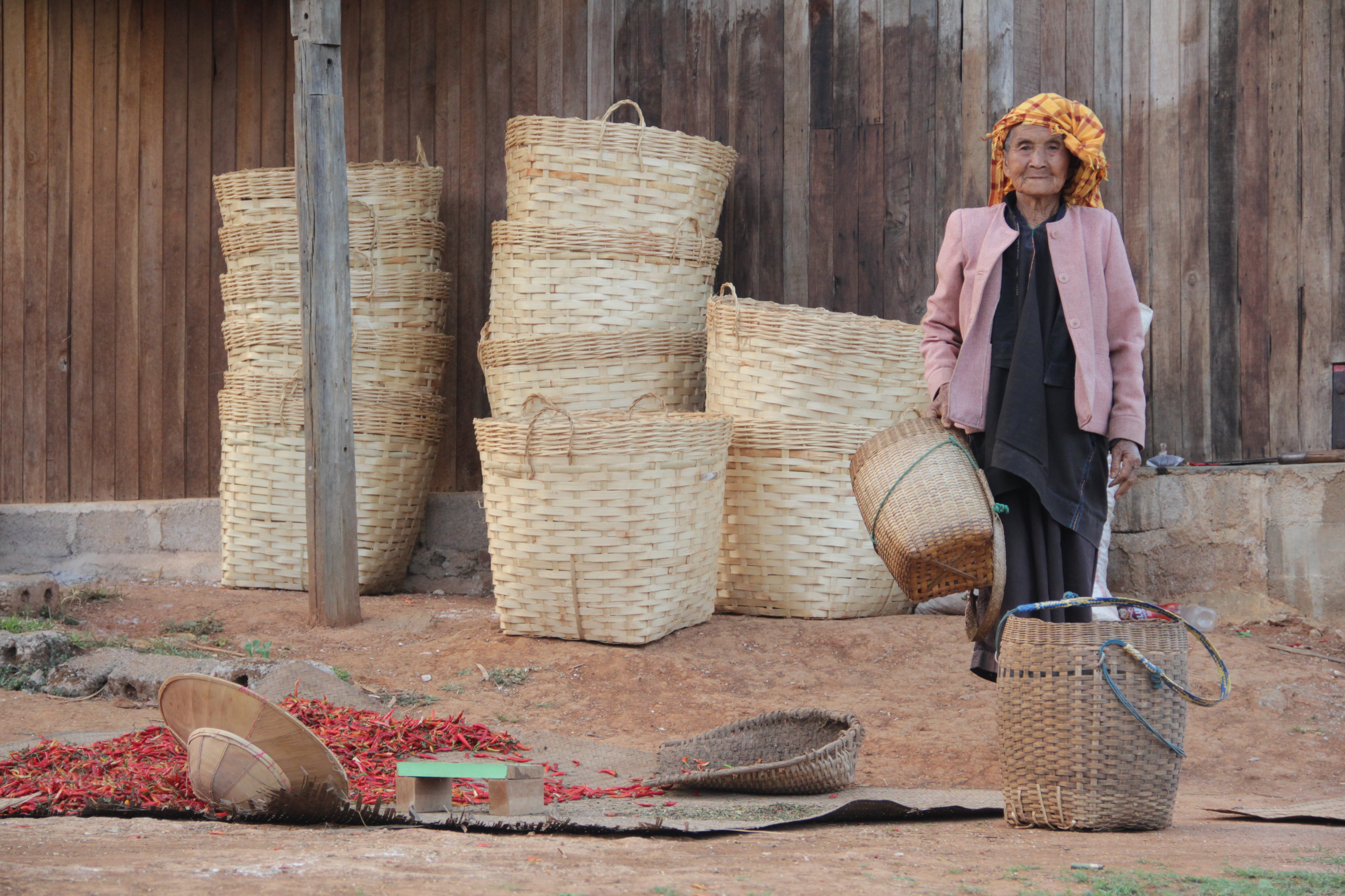 Dans le village de Kyautsu, cette femme s'apprête à remplir les paniers de chili, une des plus grosses productions de la région (© Jérôme Decoster).