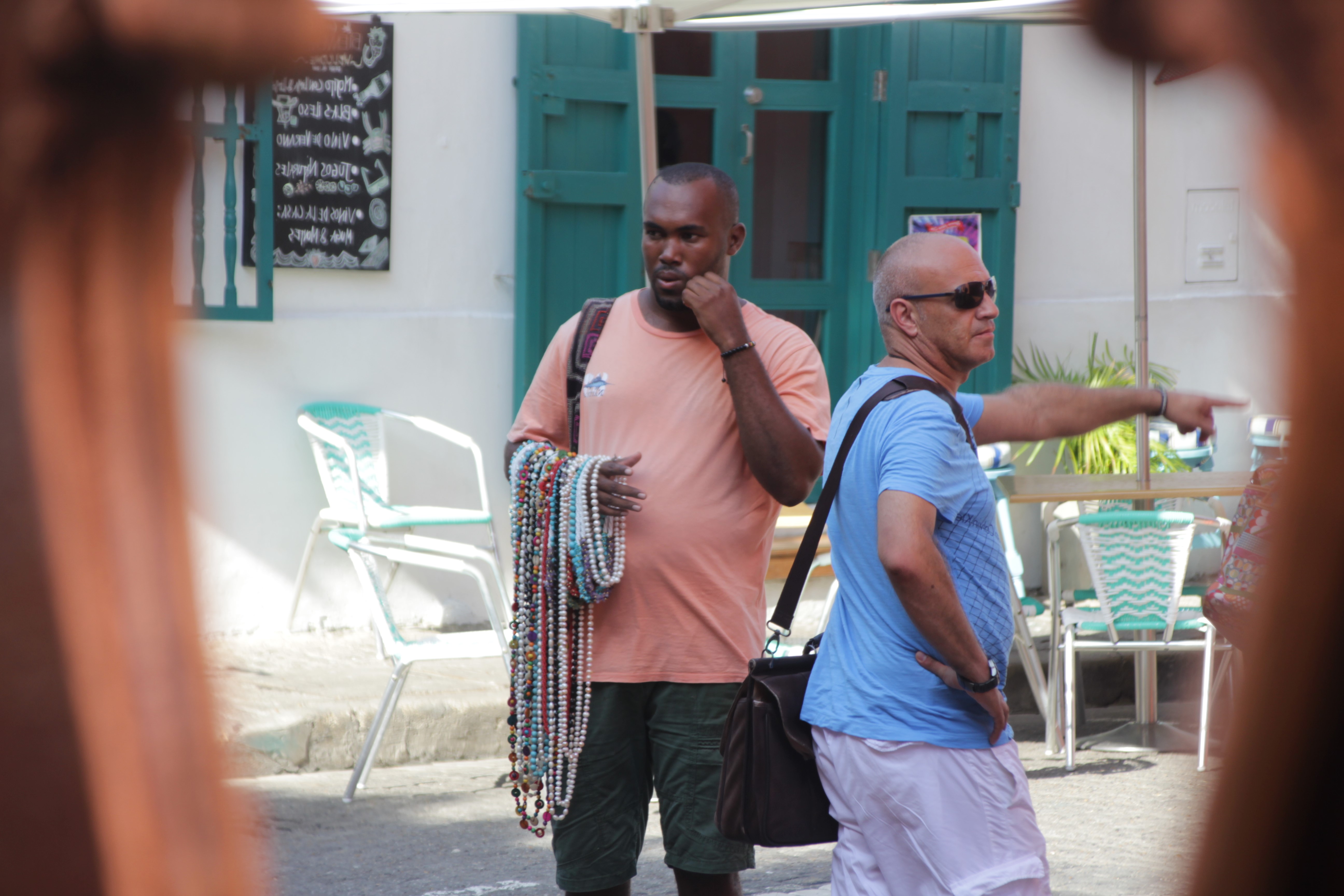 Les vendeurs à la sauvette garnissent les ruelles, toujours prêts à bondir sur les touristes (© Jérôme Decoster).
