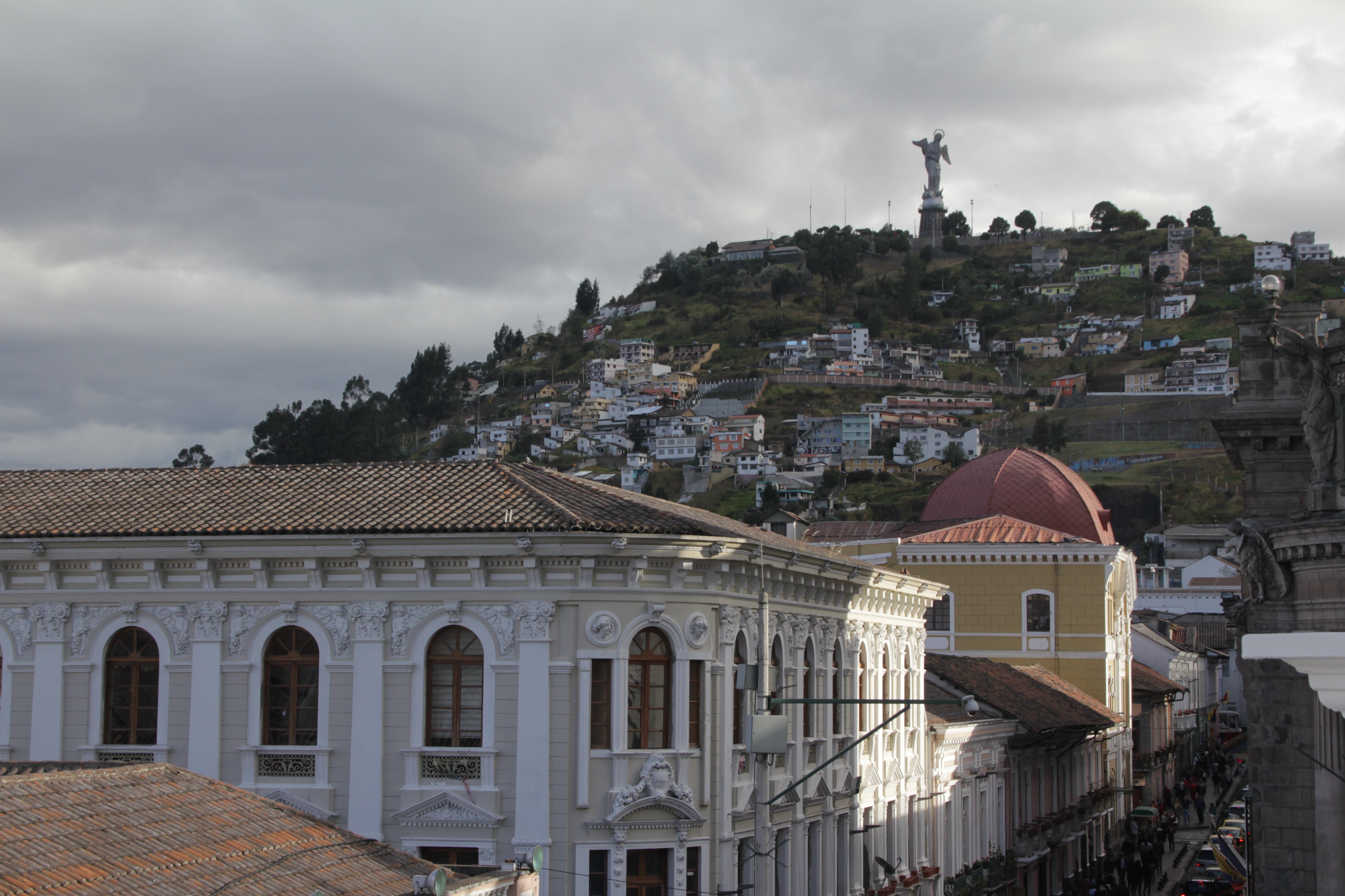 Sur la terrasse du centre culturel de Quito, vue sur le célèbre Panecillo où trône l'immense Vierge (© Aurélie Bacheley).