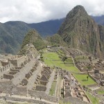 Après avoir grimpé la Montaña du Machu Picchu, le Soleil commence à embraser les ruines. (© Jérôme Decoster).