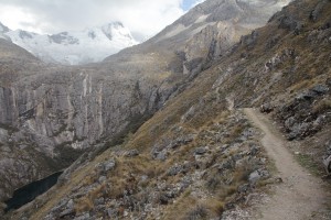 Le chemin qui mène au premier campement de ce trek (© Jérôme Decoster).
