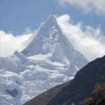 L'Alpamayo, culminant à 5 947 m d'altitude, a été élue plus belle montagne du monde en 1966 (© Jérôme Decoster).