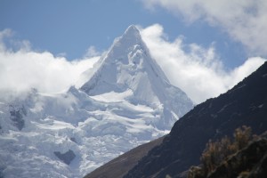 L'Alpamayo, culminant à 5 947 m d'altitude, a été élue plus belle montagne du monde en 1966 (© Jérôme Decoster).